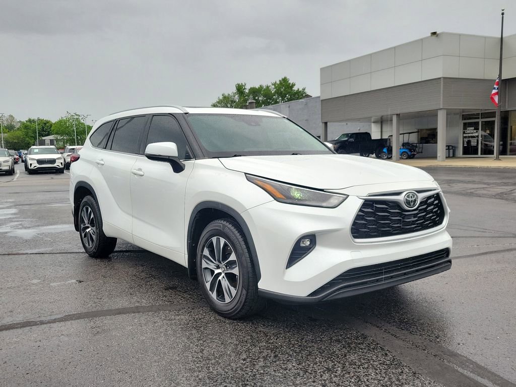 Used 2022 Toyota Highlander XLE AWD/4WD image 1