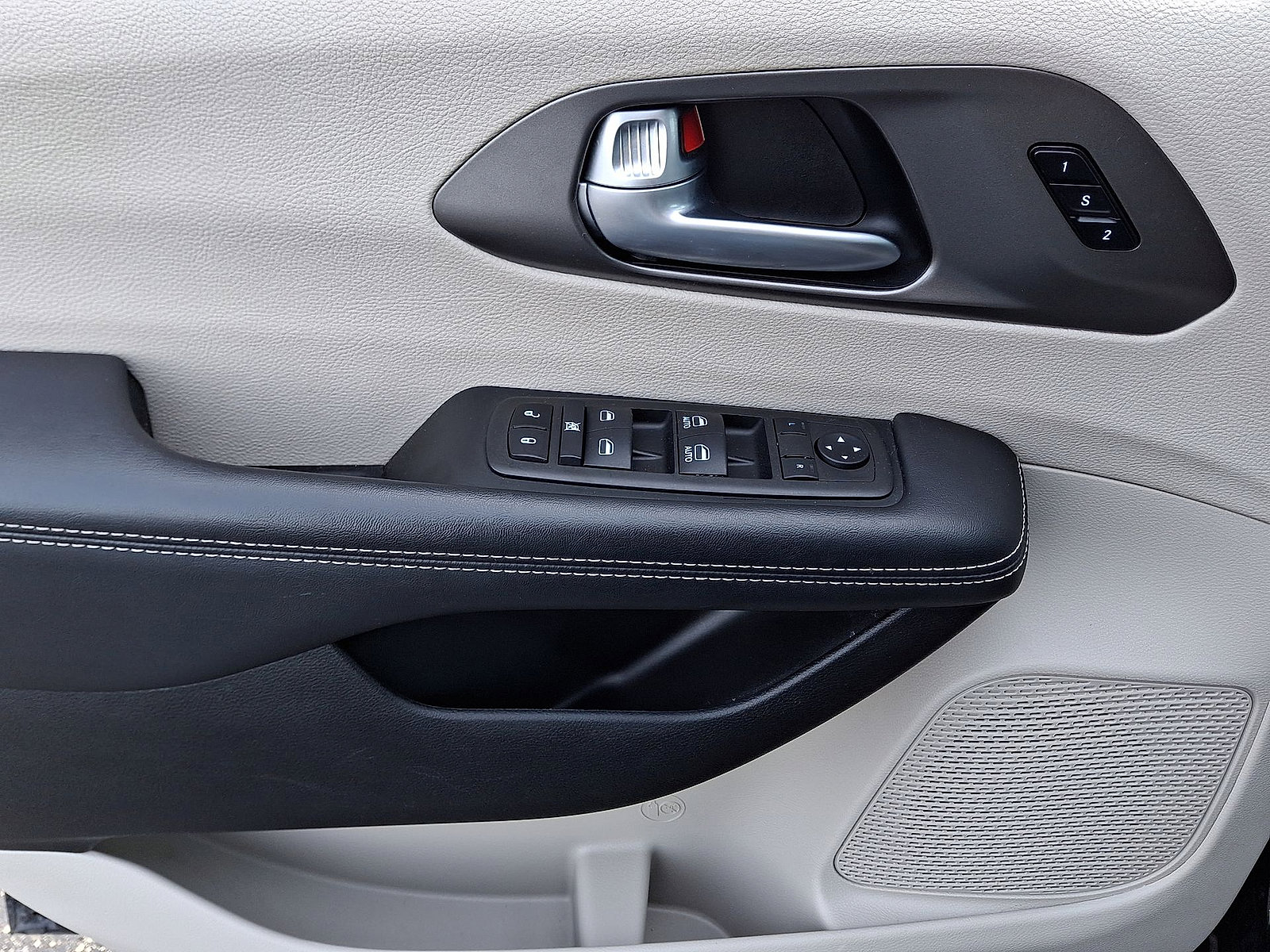 Used 2024 Chrysler Pacifica Touring-L FWD image 10