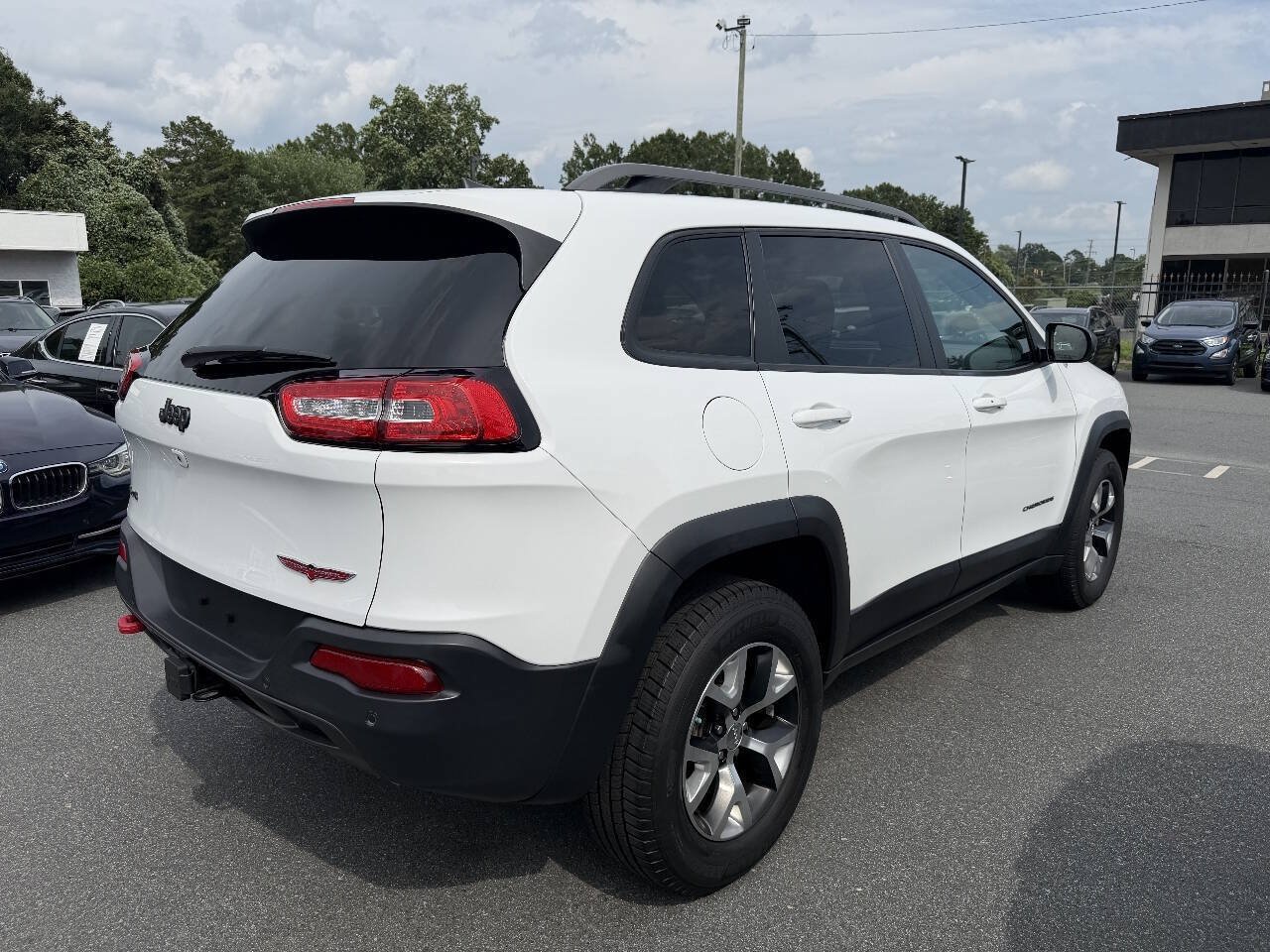 Used 2017 Jeep Cherokee Trailhawk AWD/4WD image 4