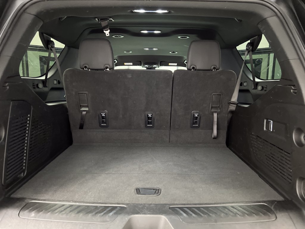 Used 2025 Chevrolet Suburban LT RWD image 40