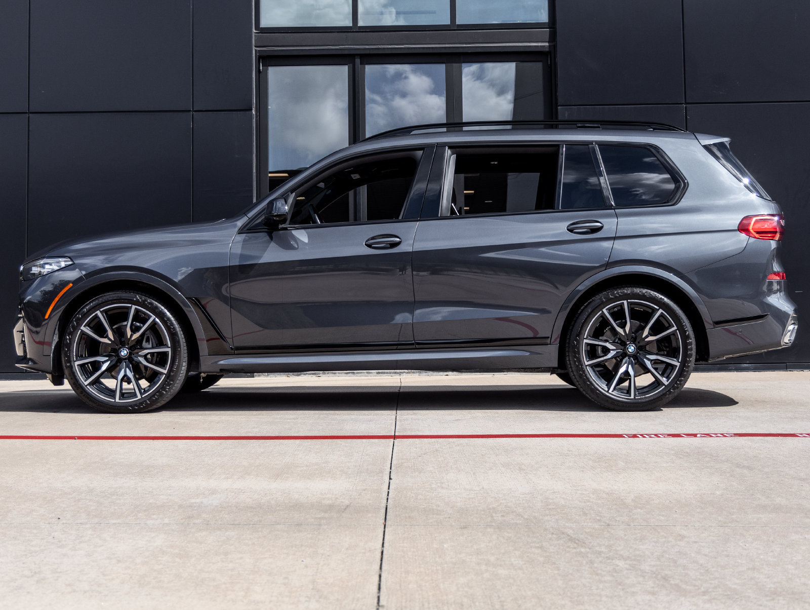 Used 2020 BMW X7 xDrive40i w/ M Sport Package AWD/4WD image 9