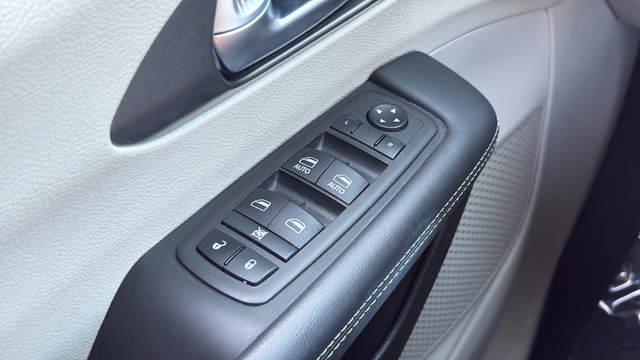 Used 2024 Chrysler Pacifica Touring-L FWD image 12