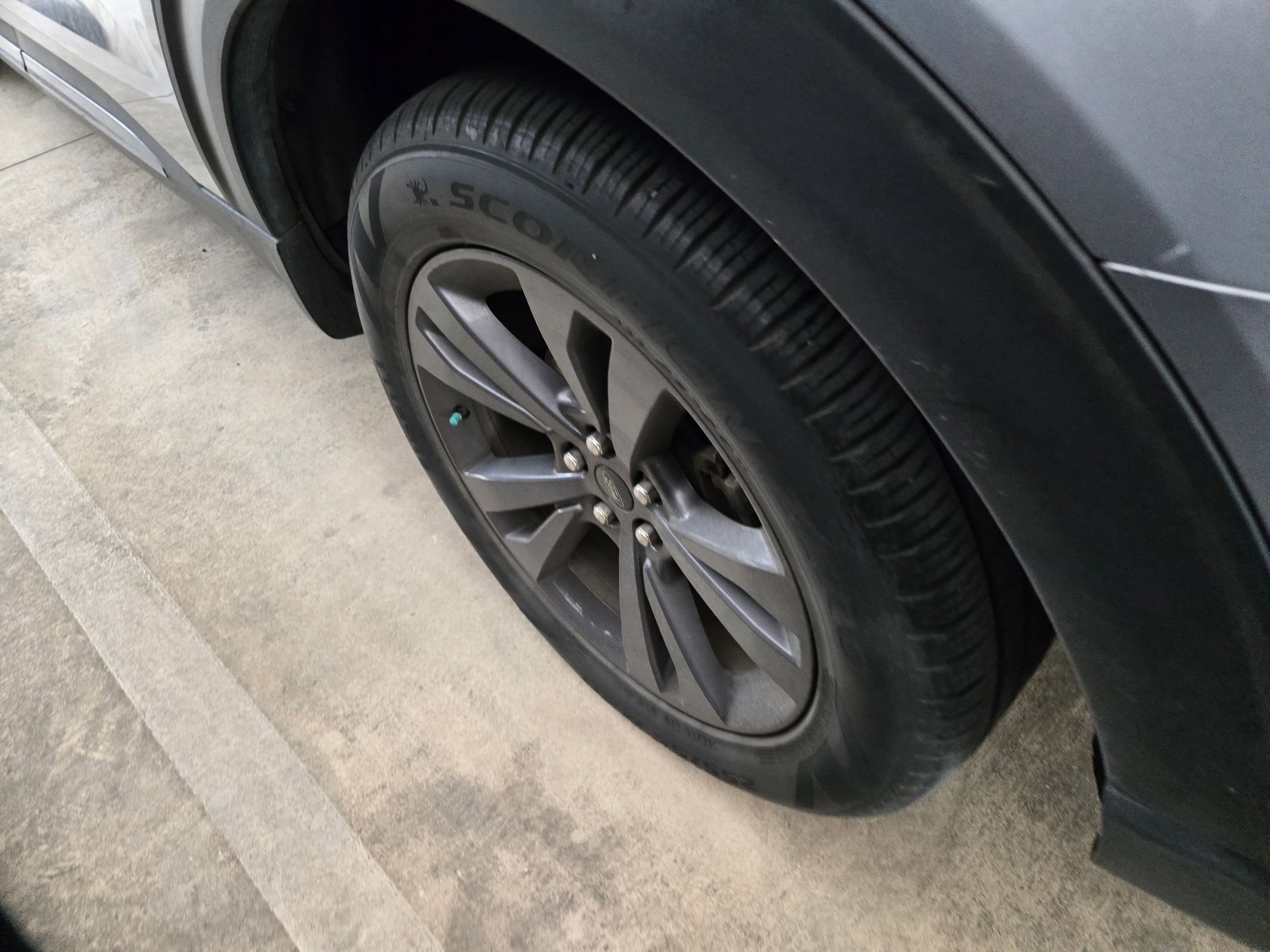 Used 2022 Ford Explorer XLT w/ Equipment Group 202A image 8