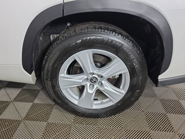 Used 2023 Toyota Highlander L image 17