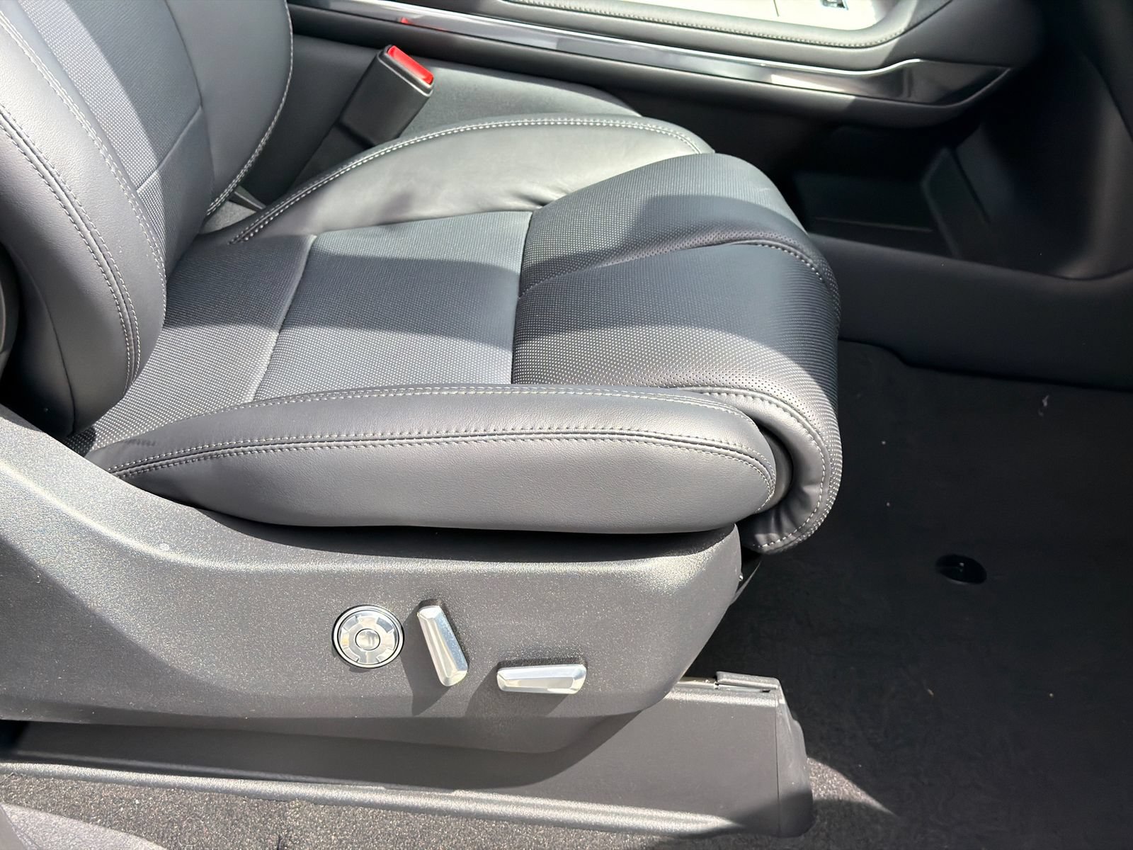 New 2026 Lincoln Navigator Reserve w/ Jet Appearance Package AWD/4WD image 13