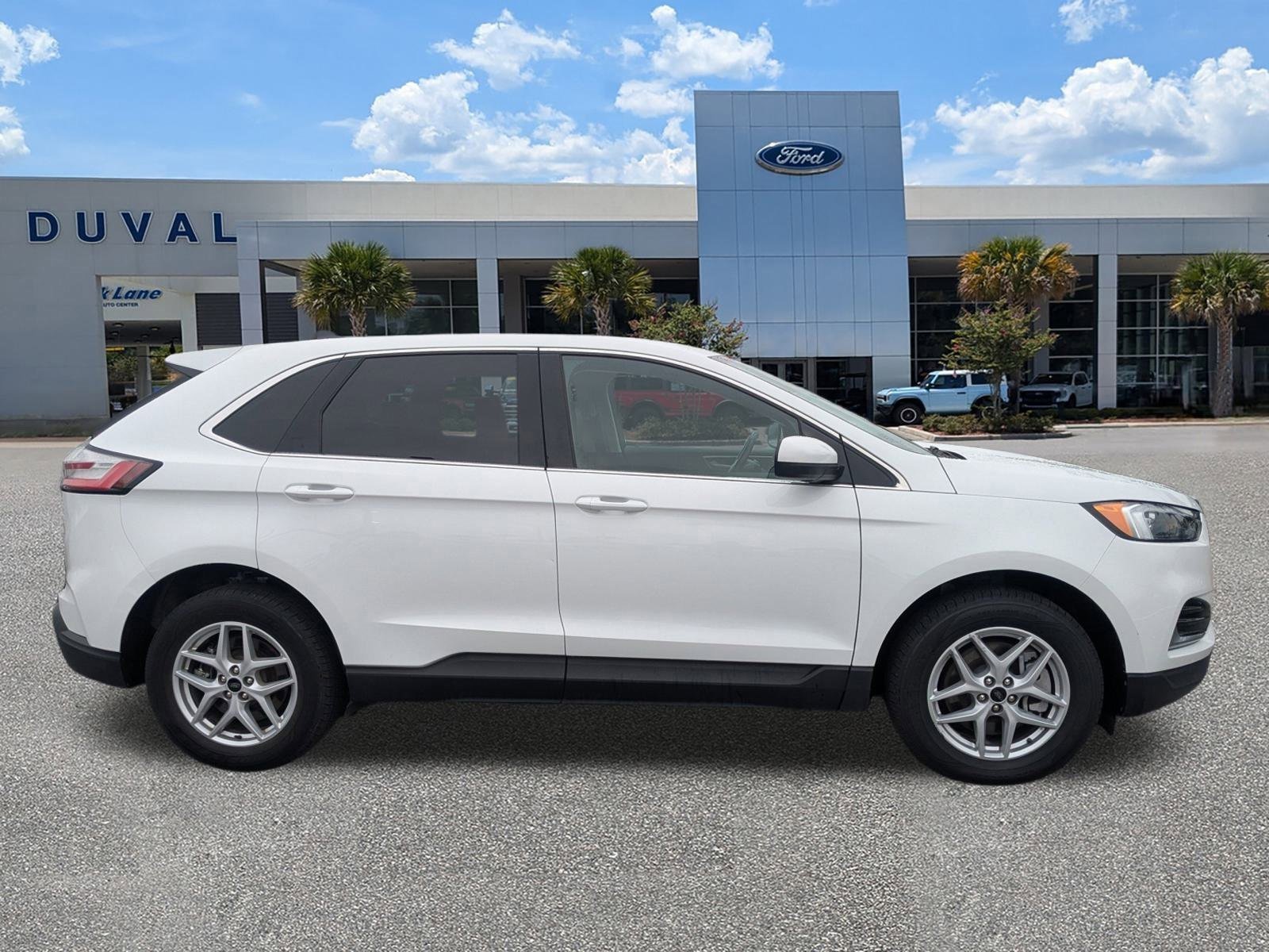 Used 2023 Ford Edge SEL image 3