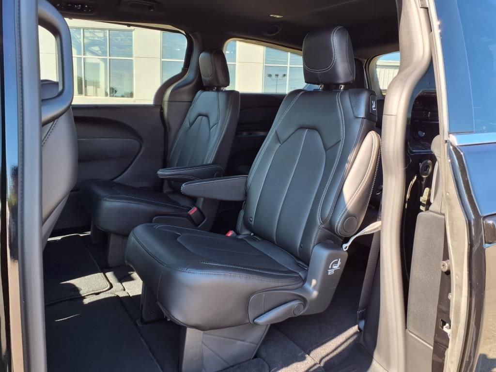 New 2026 Chrysler Pacifica Select image 5