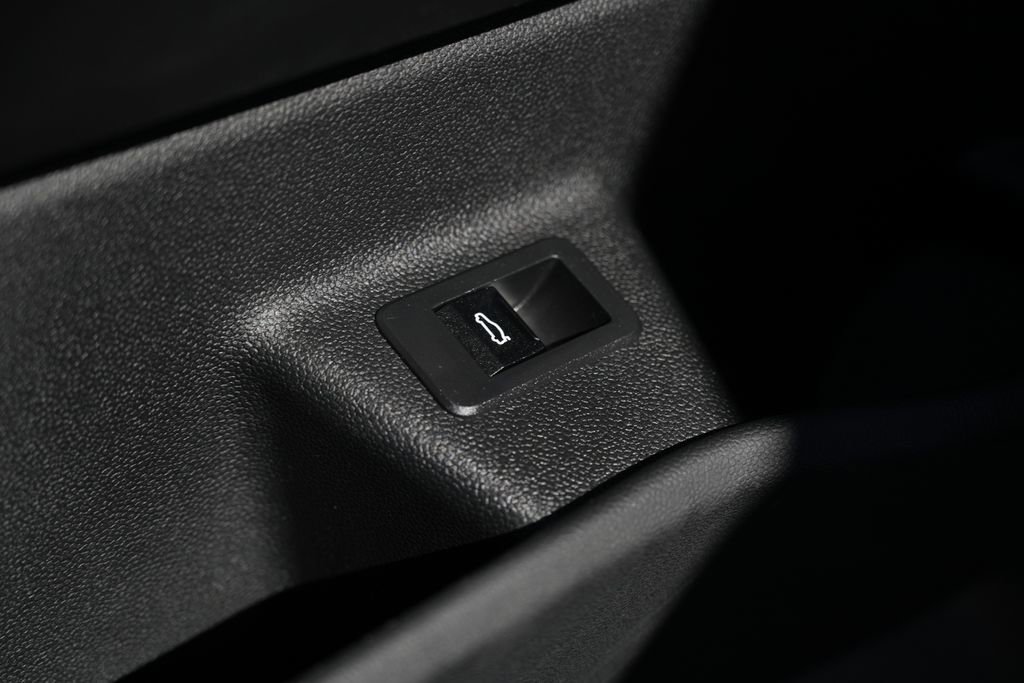 Used 2022 BMW iX xDrive50 w/ Premium Package image 31