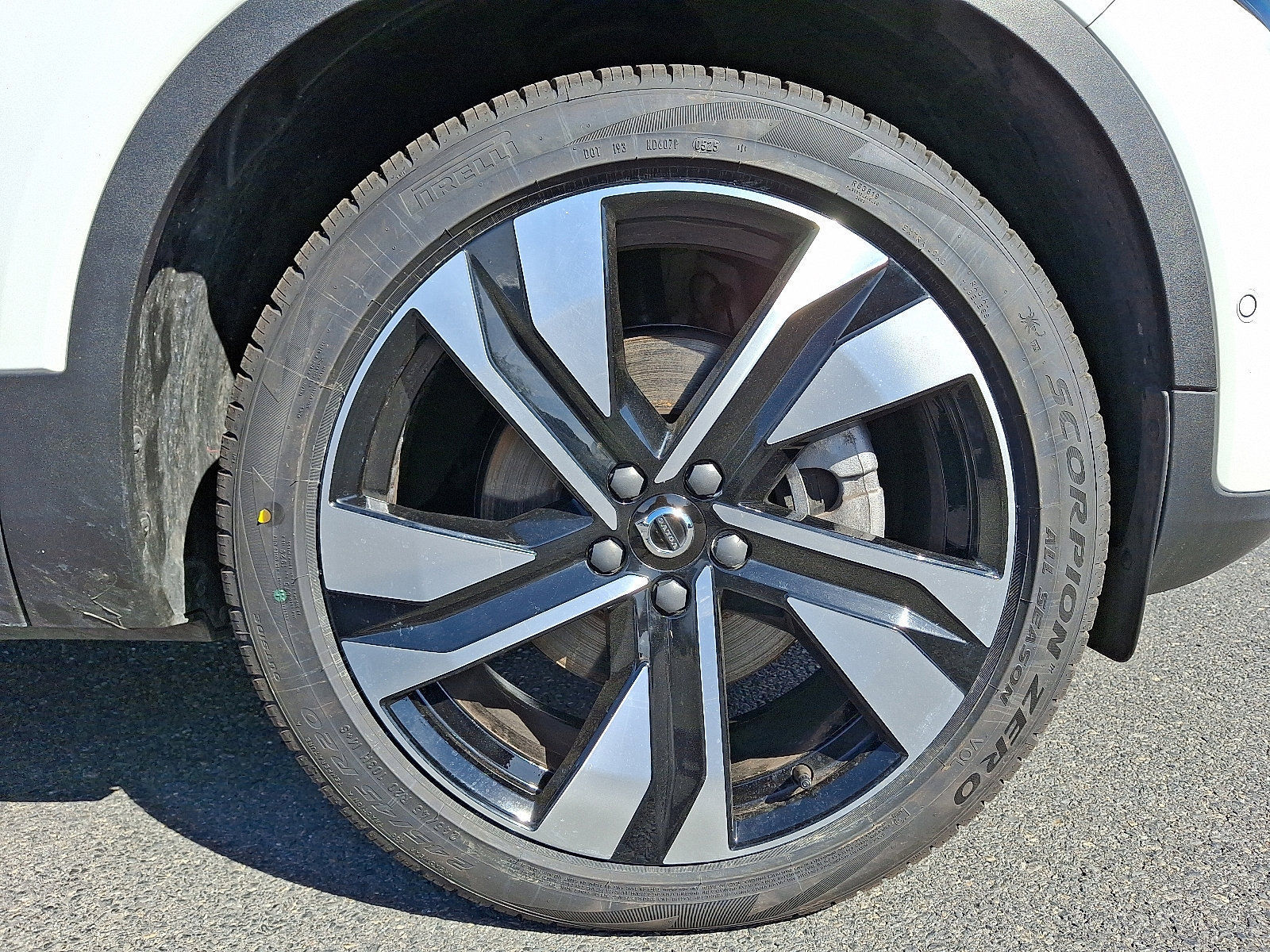 Used 2023 Volvo XC40 B5 Plus w/ Driver Assist Package image 8