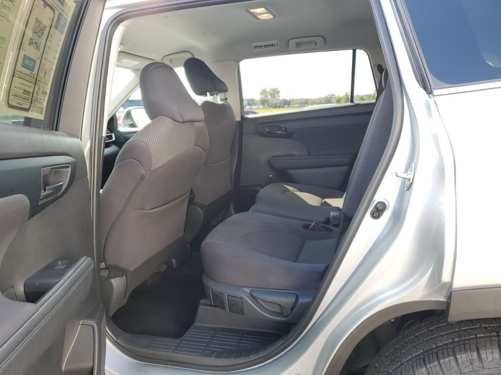 Used 2024 Toyota Highlander LE image 32
