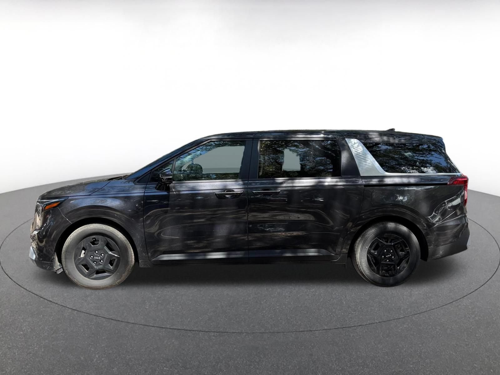 Used 2026 Kia Carnival FWD image 4
