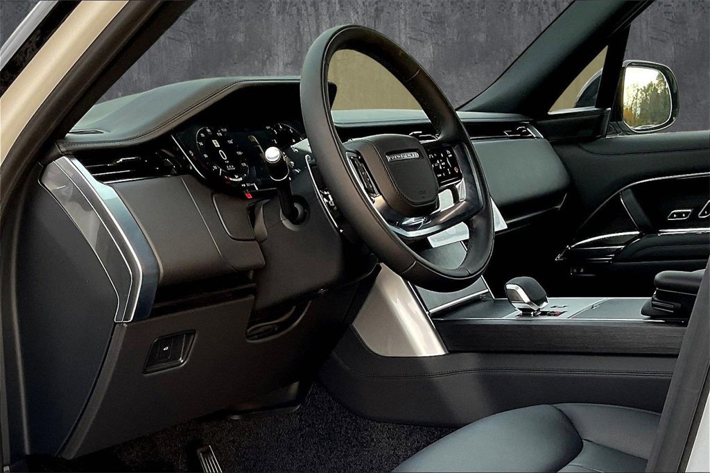 New 2025 Land Rover Range Rover SE image 7