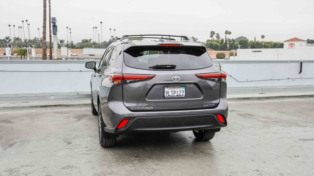 Used 2024 Toyota Highlander XLE AWD/4WD image 7