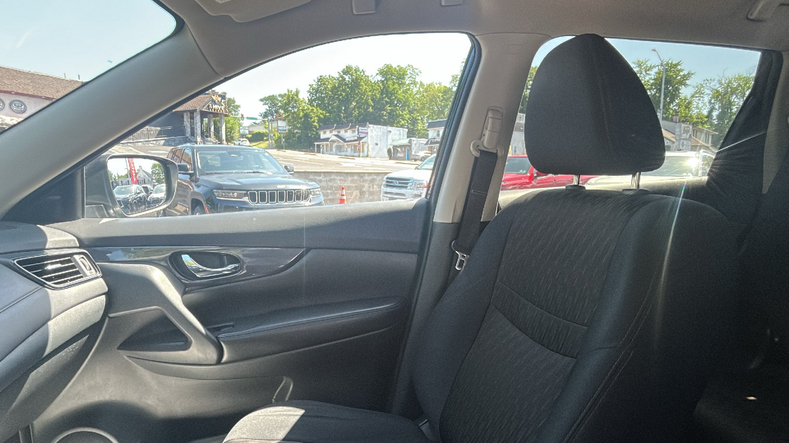 Used 2018 Nissan Rogue SV AWD/4WD image 28