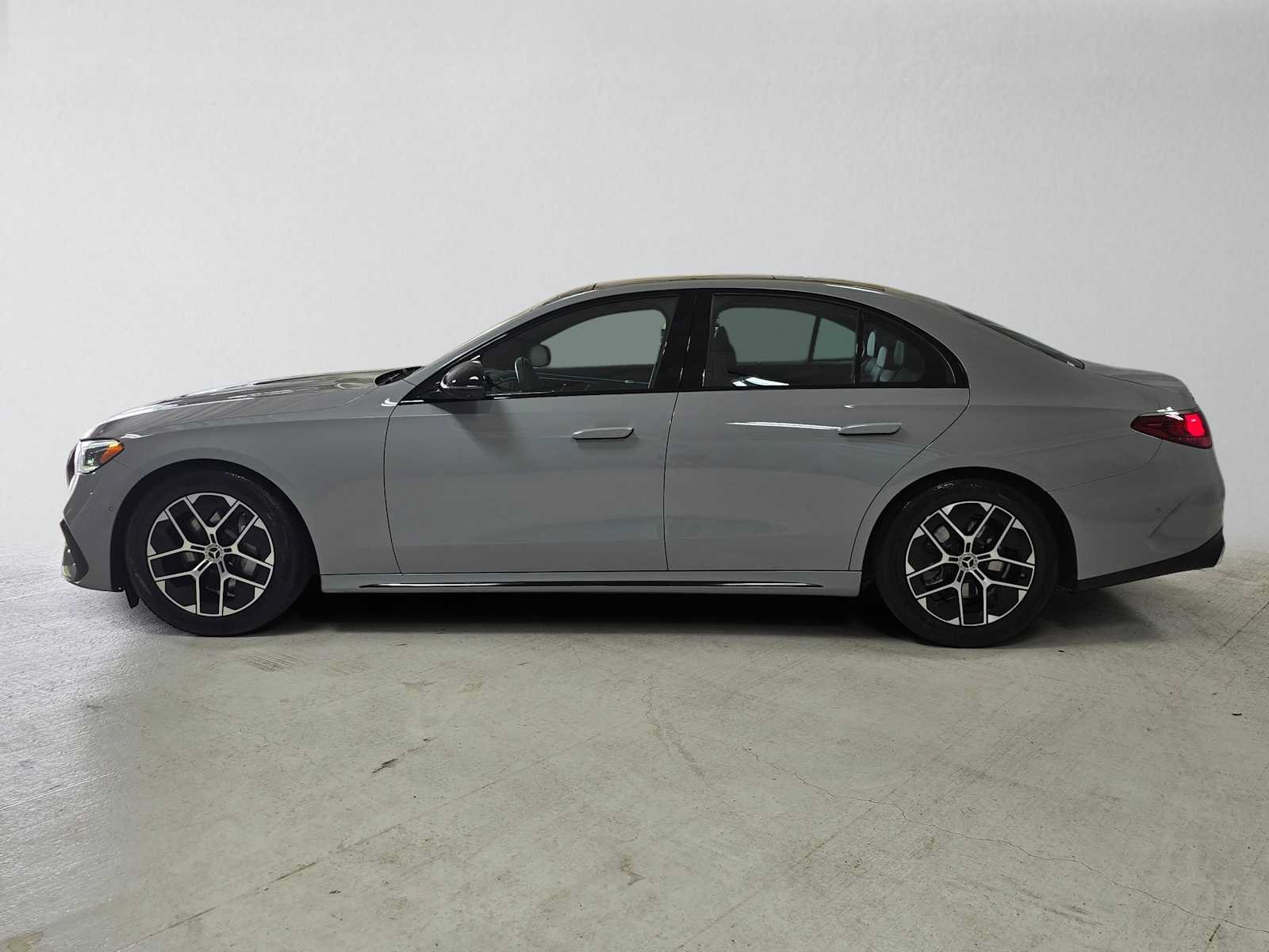 Used 2025 Mercedes-Benz E 350 4MATIC Sedan image 6