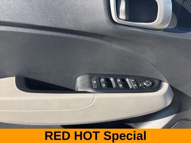 Used 2024 Hyundai Venue SEL image 13