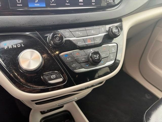 Used 2023 Chrysler Pacifica Touring-L FWD image 21