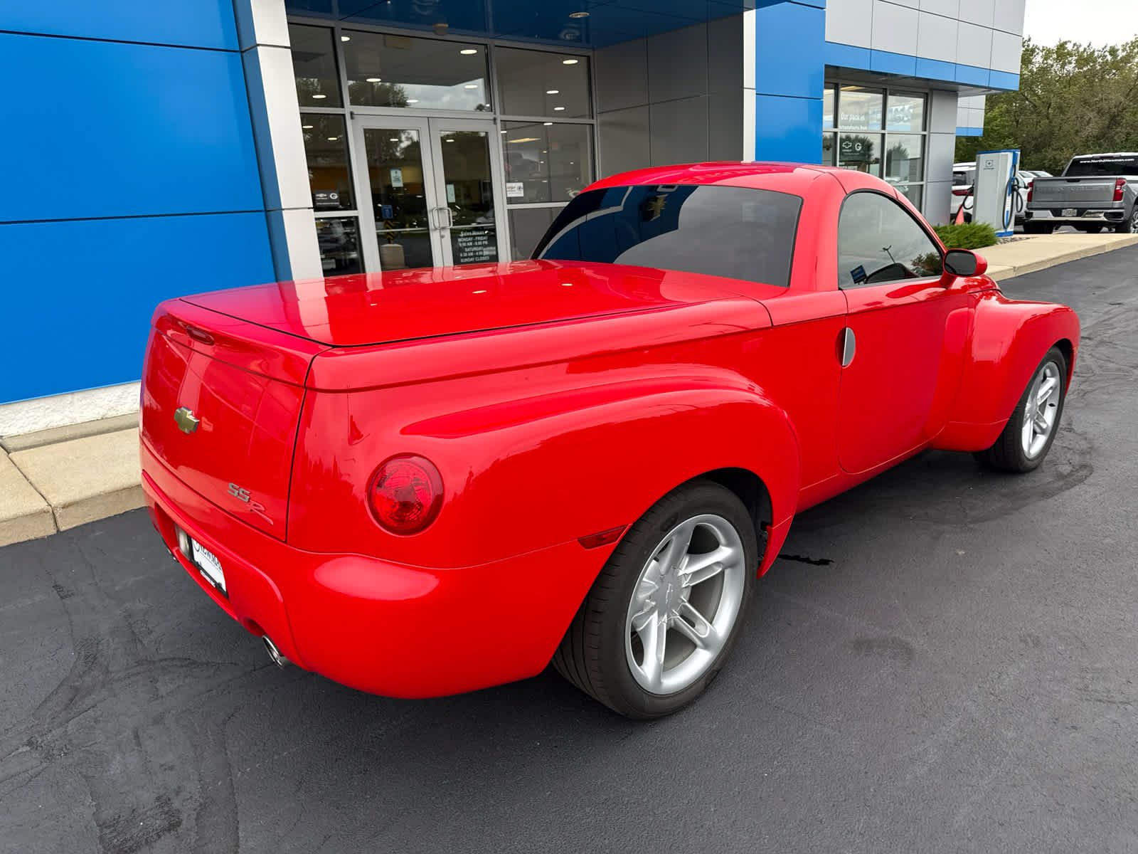 Used 2004 Chevrolet SSR w/ Preferred Equipment Group RWD image 6