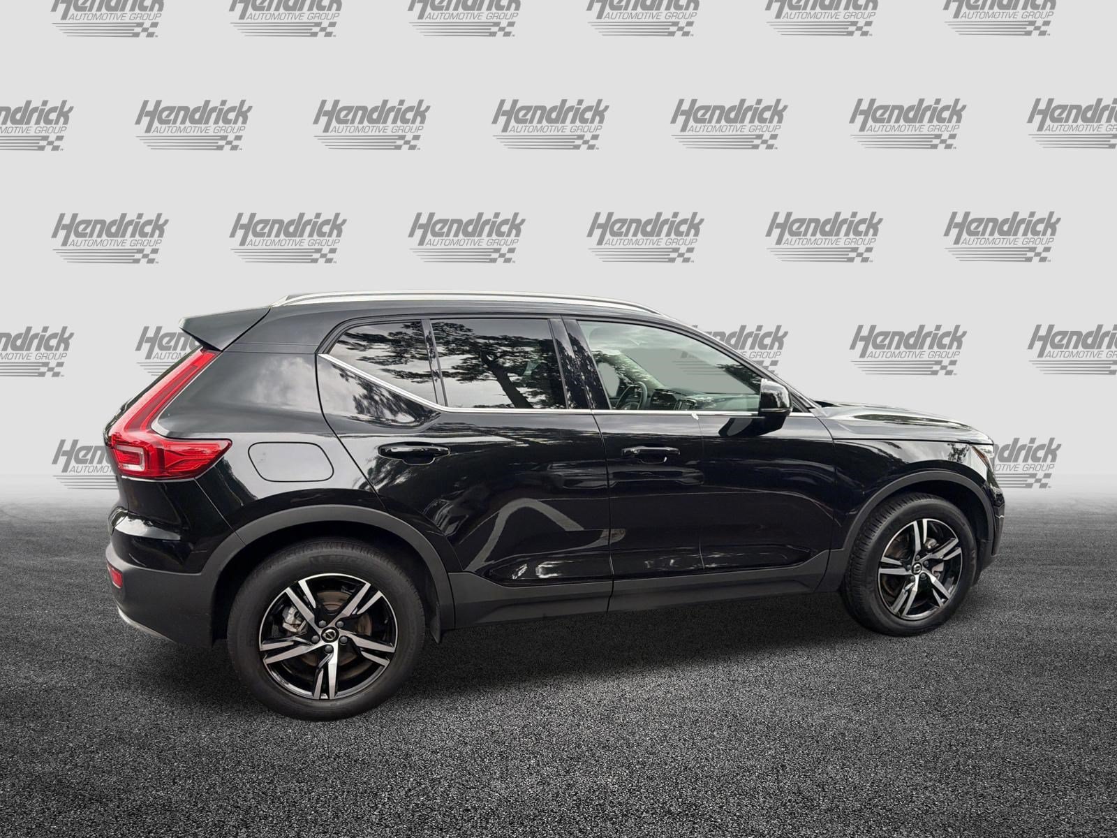 Certified 2023 Volvo XC40 B5 Plus AWD/4WD image 11