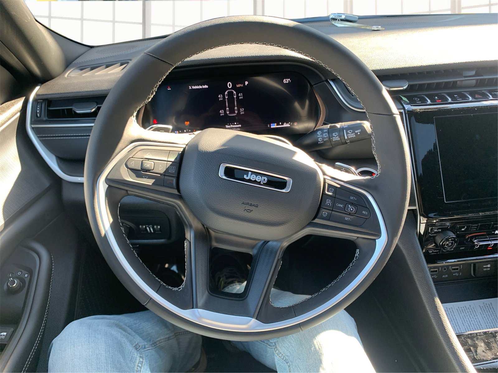 Used 2025 Jeep Grand Cherokee L Altitude image 17