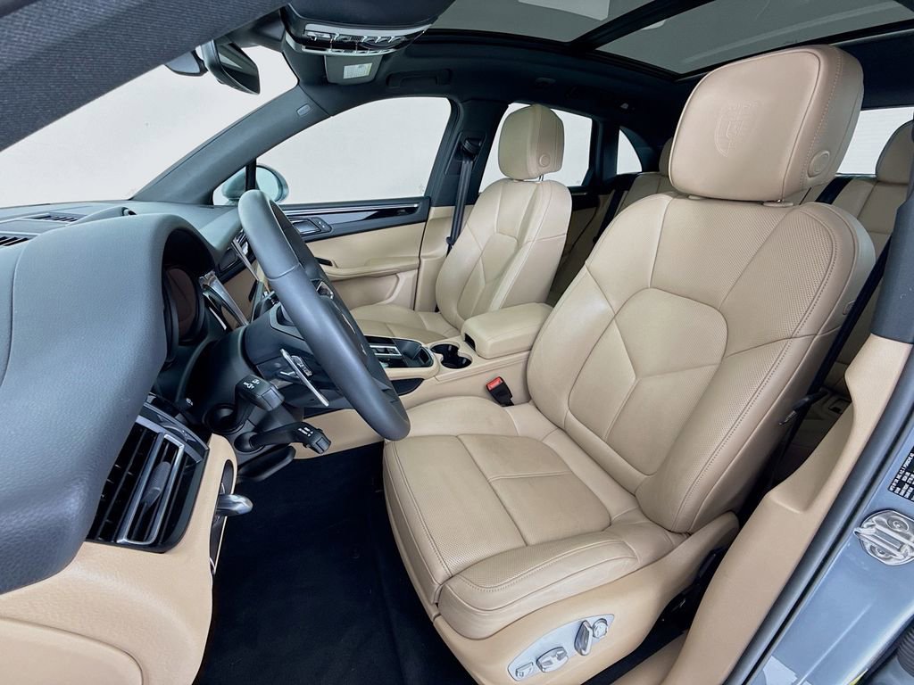 Certified 2025 Porsche Macan image 5