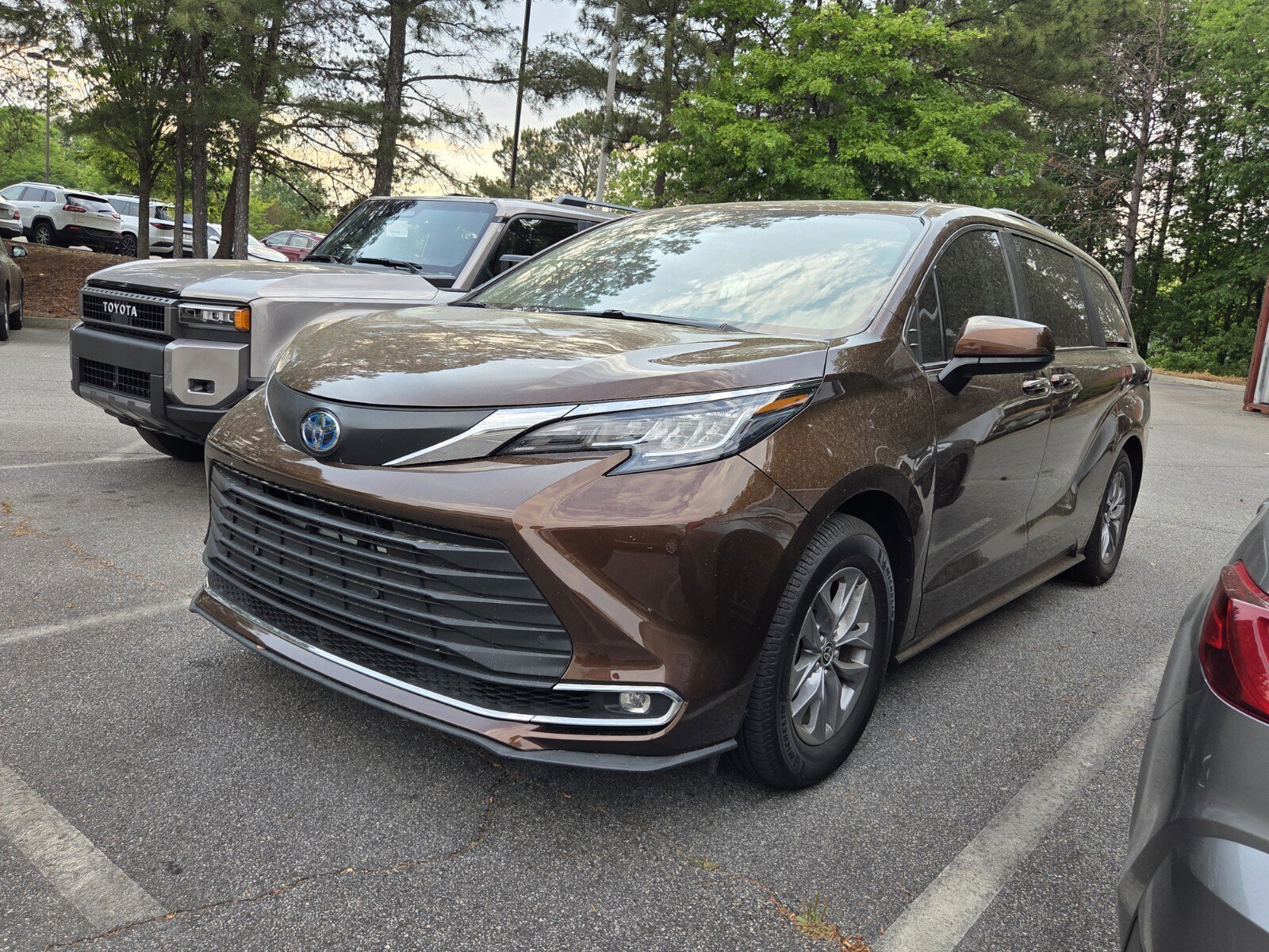 Used 2021 Toyota Sienna XLE FWD image 3