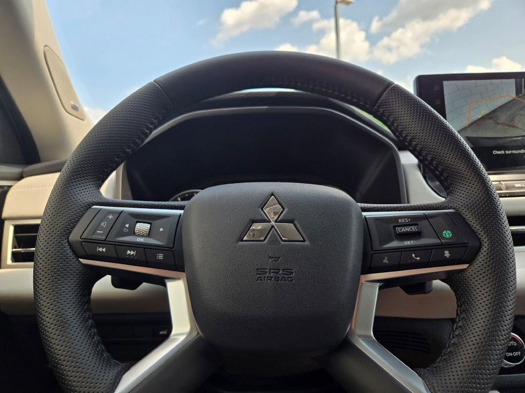 New 2025 Mitsubishi Outlander SE image 28