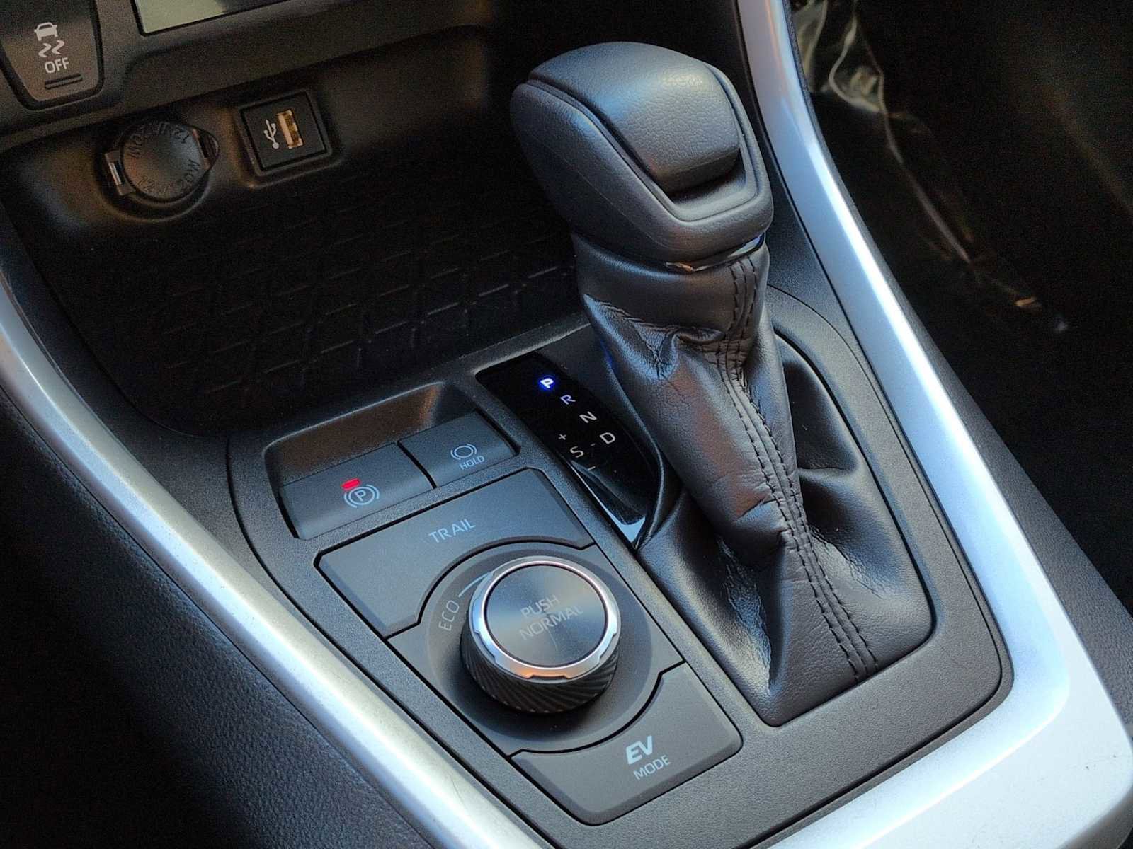 Used 2024 Toyota RAV4 LE image 31