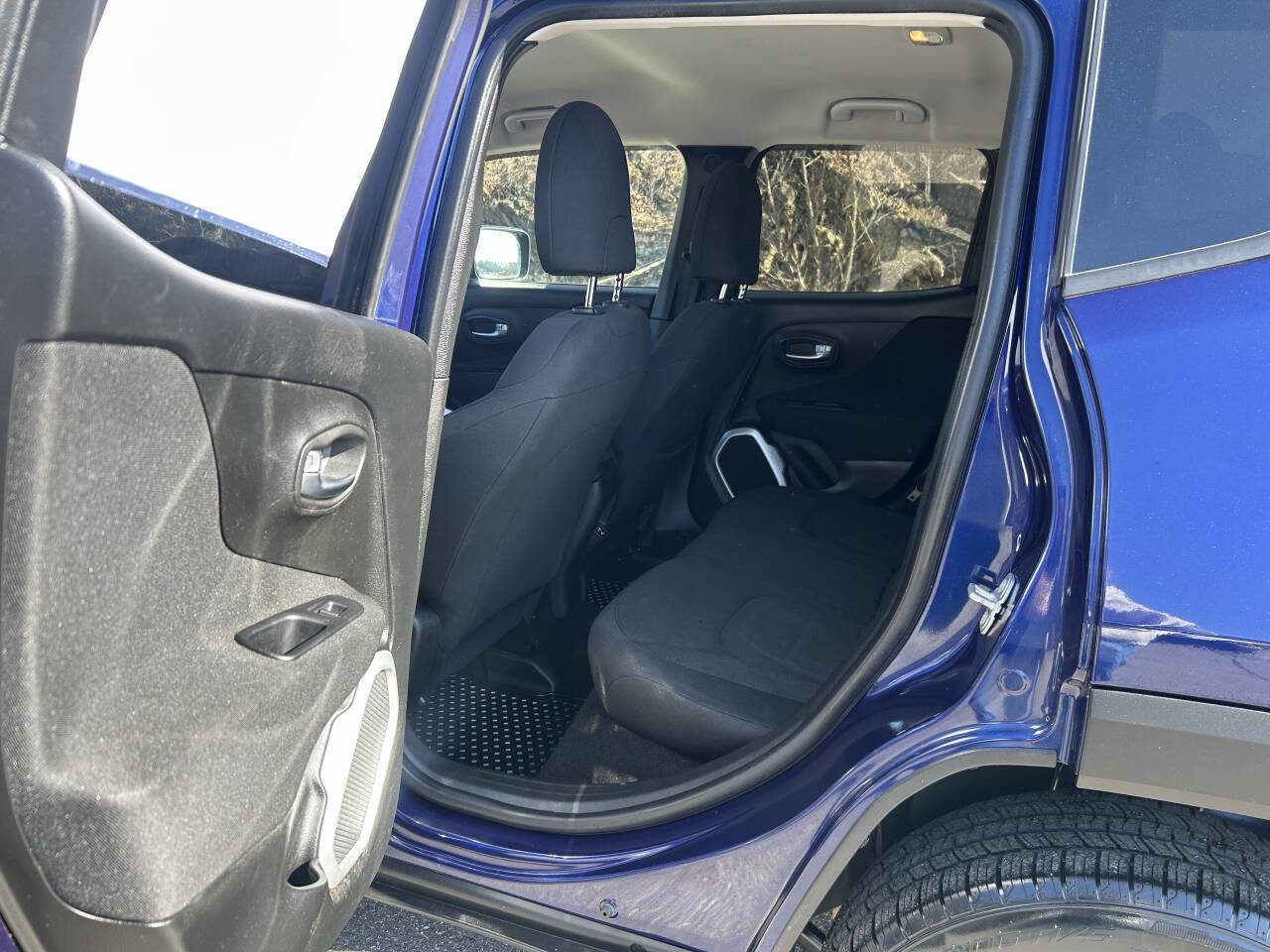 Used 2018 Jeep Renegade Latitude w/ Cold Weather Group AWD/4WD image 29