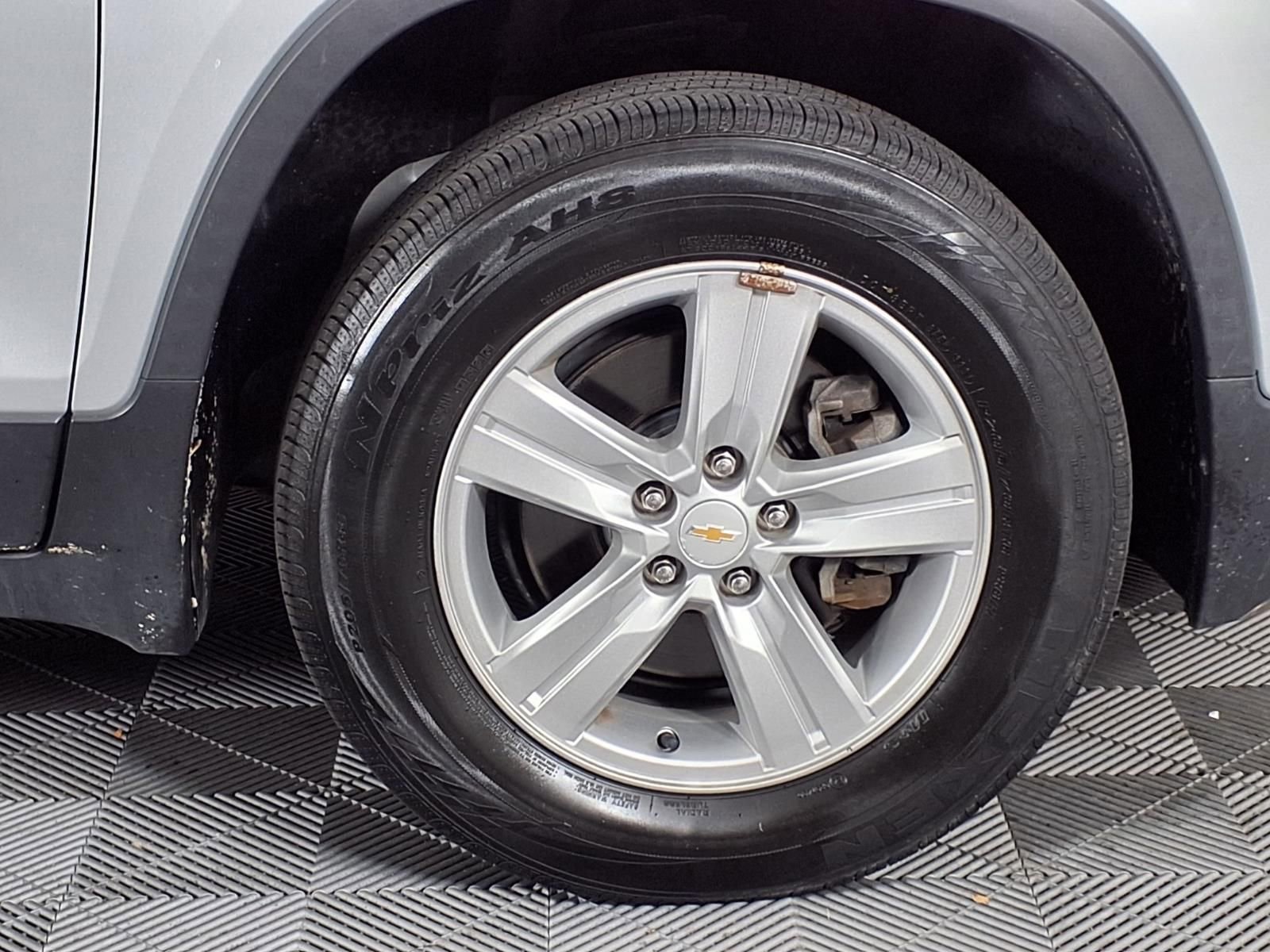 Used 2020 Chevrolet Trax LT w/ LT Convenience Package AWD/4WD image 31