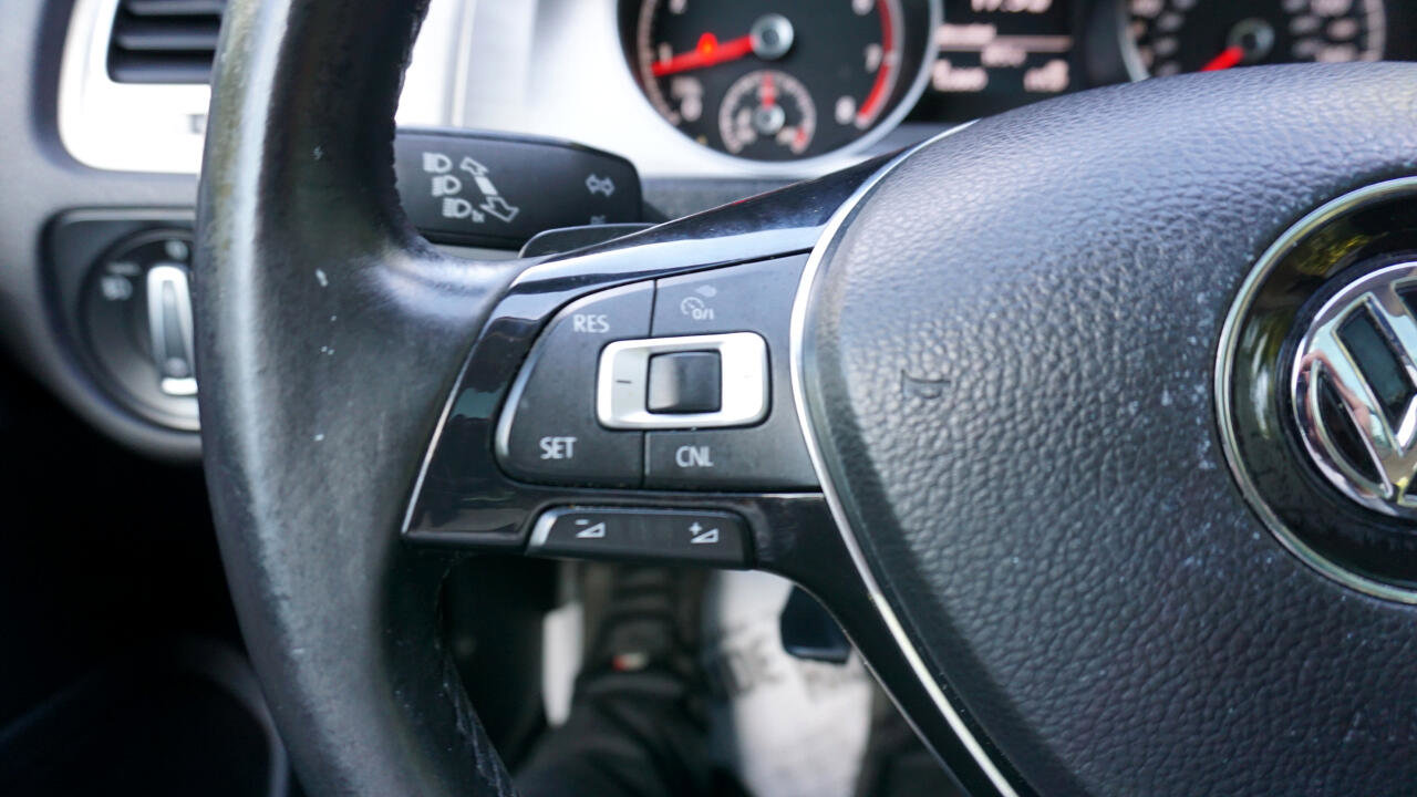 Used 2015 Volkswagen Golf S image 18
