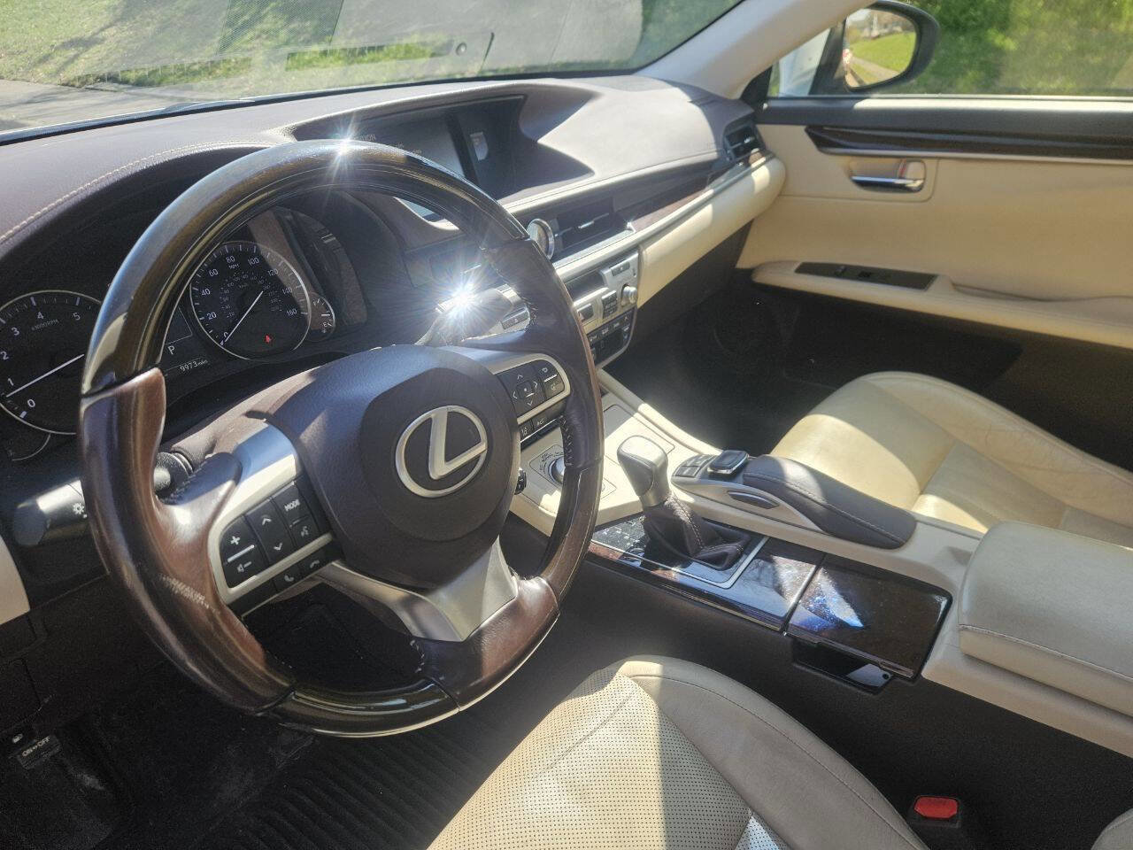 Used 2016 Lexus ES 350 w/ Luxury Package w/Wood Trim image 10