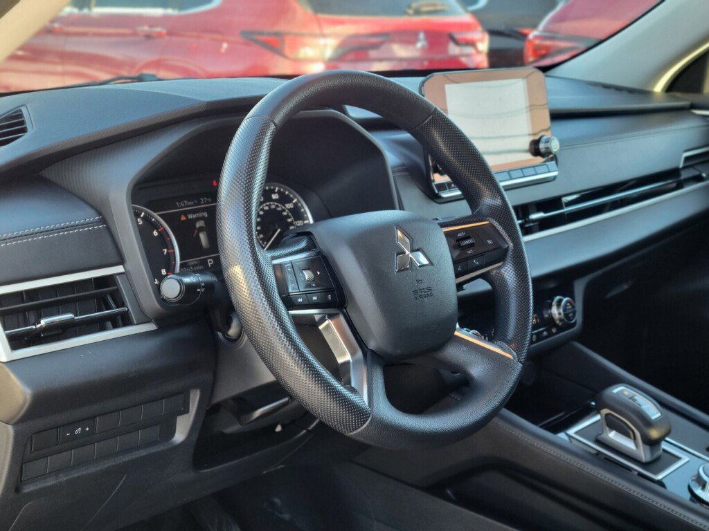 Used 2022 Mitsubishi Outlander ES image 16