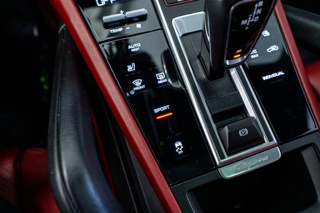 Used 2022 Porsche Cayenne Platinum Edition image 50