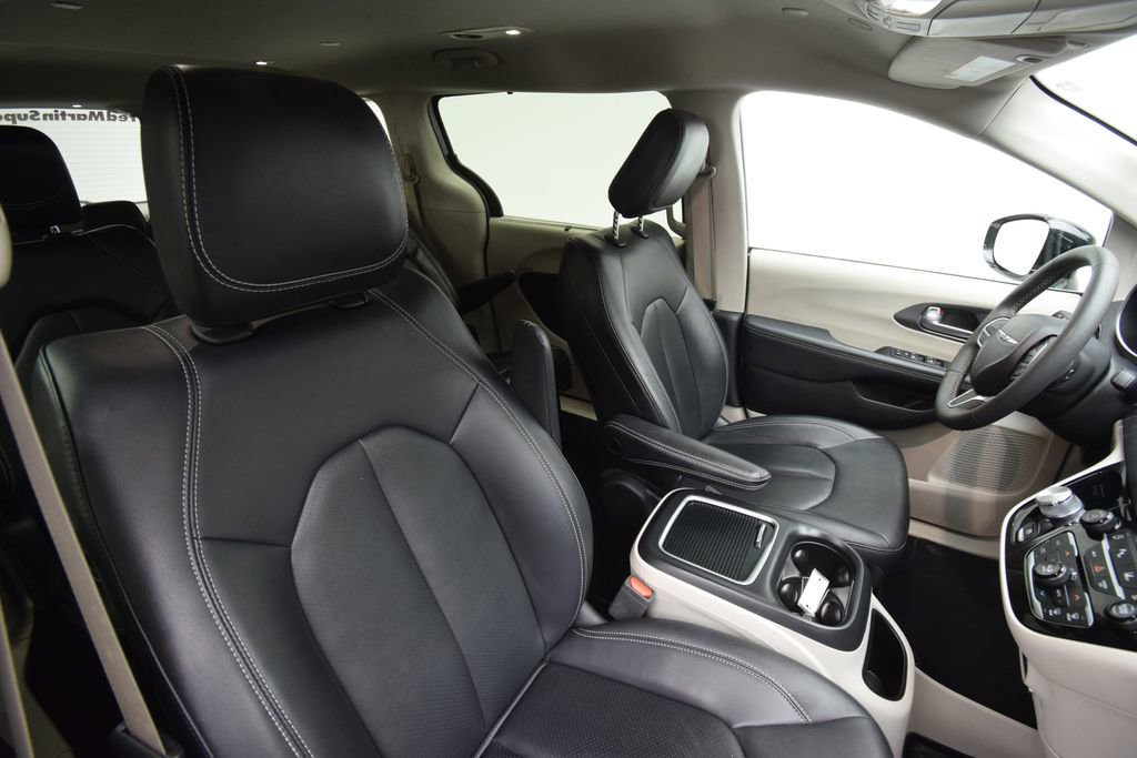 Used 2024 Chrysler Pacifica Touring-L image 18