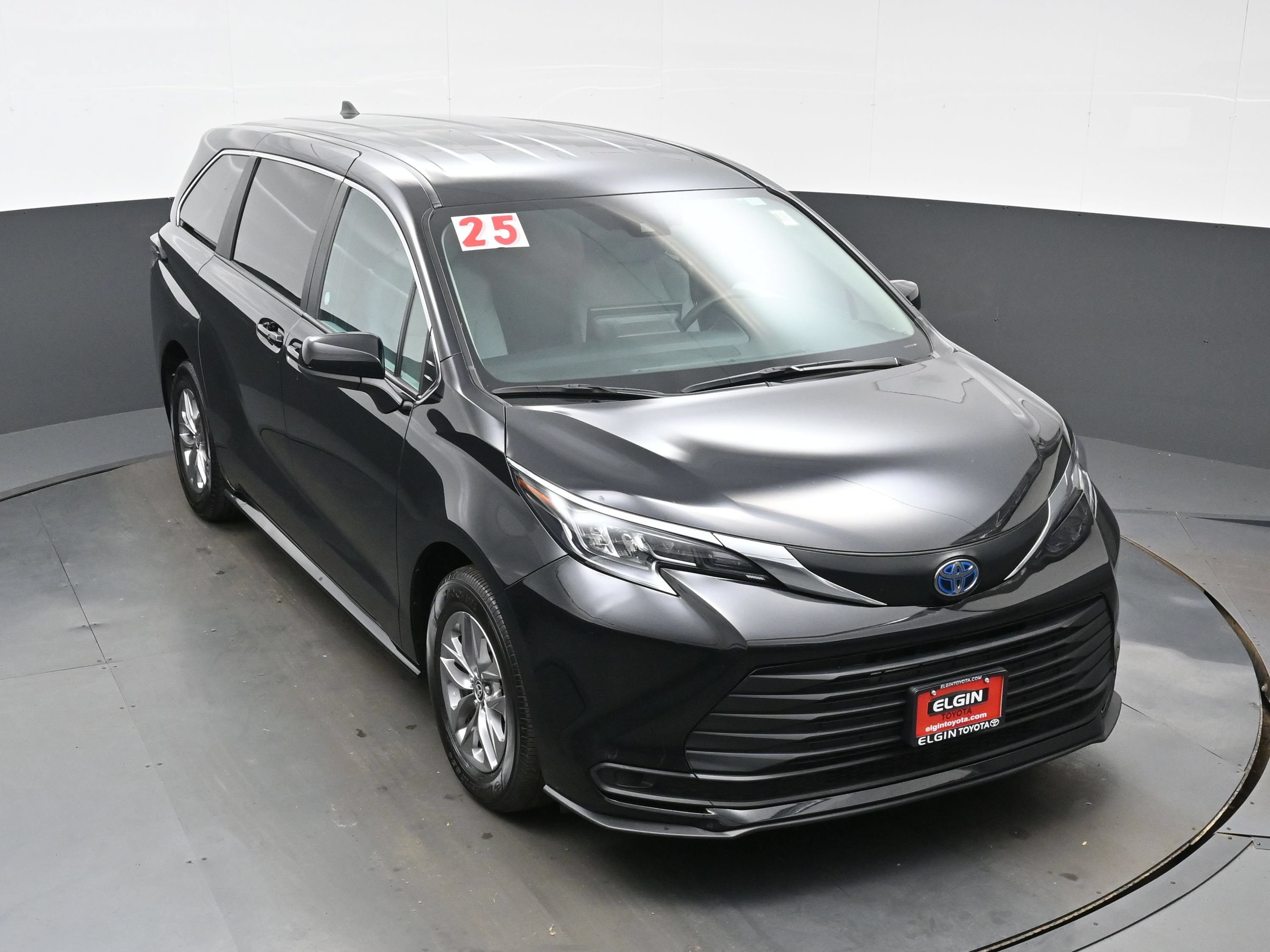 Used 2025 Toyota Sienna LE FWD image 35