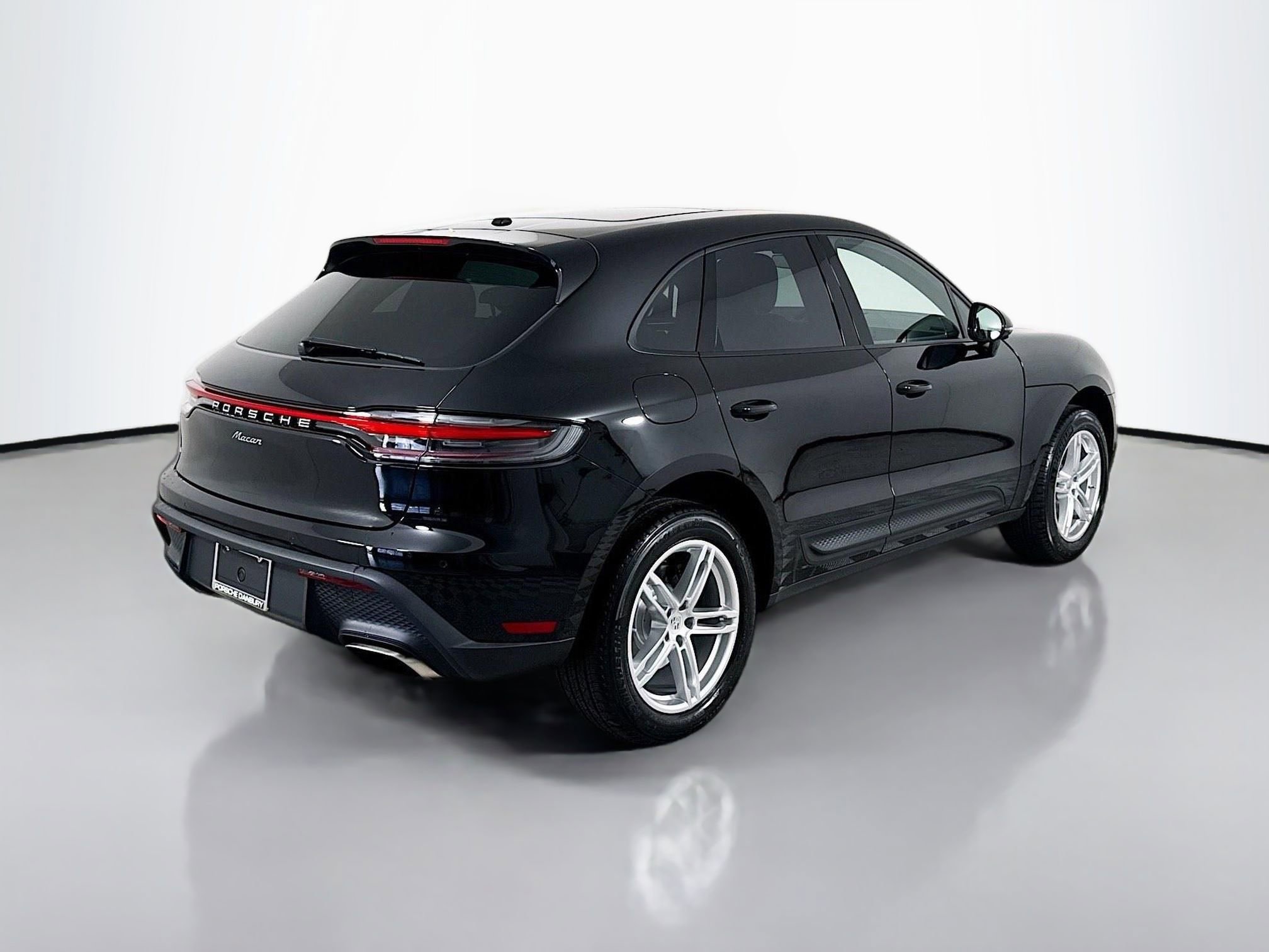 Certified 2025 Porsche Macan AWD/4WD image 9