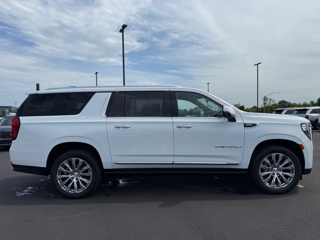 Used 2022 GMC Yukon XL Denali AWD/4WD image 4