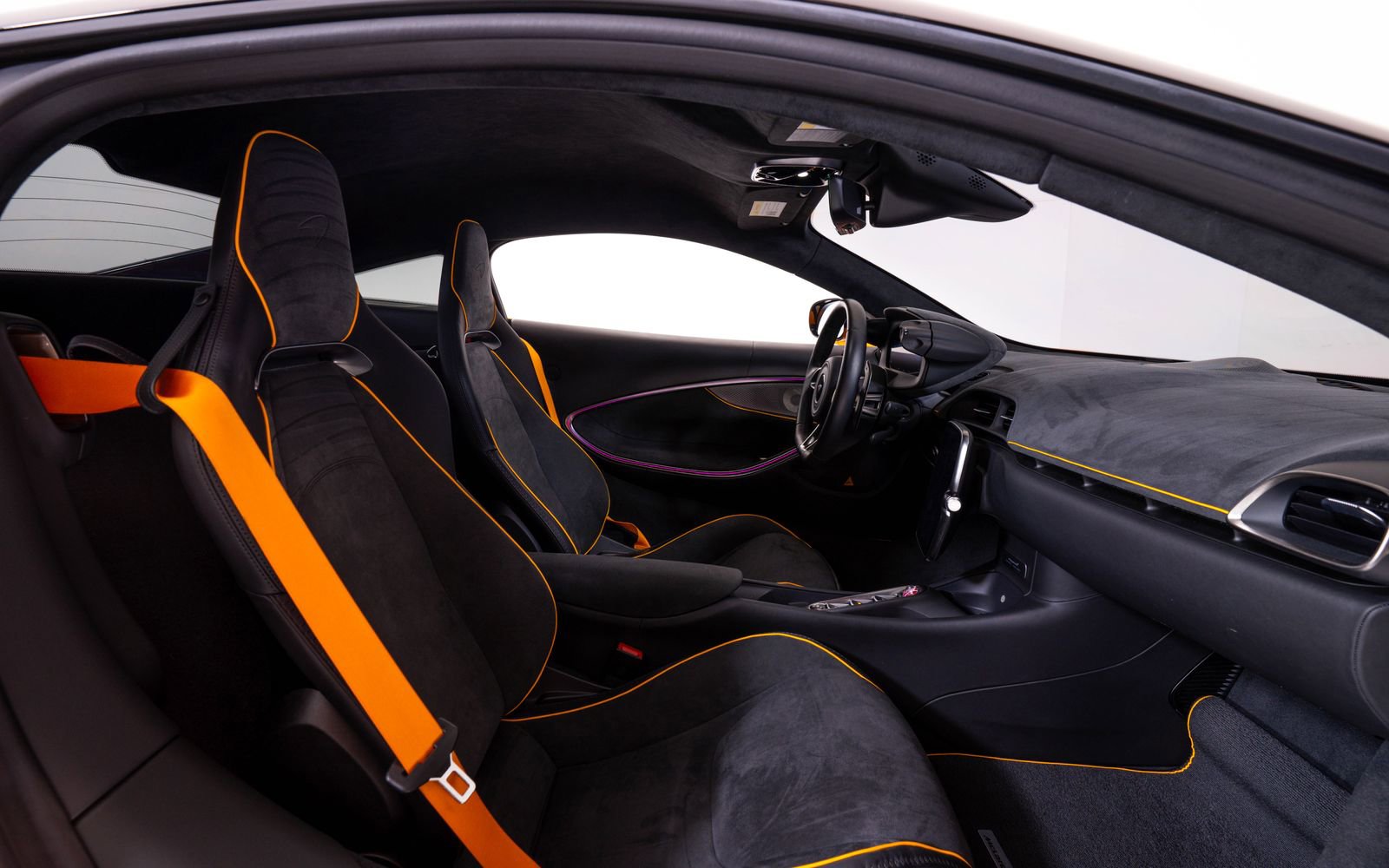 Used 2024 McLaren Artura RWD image 23