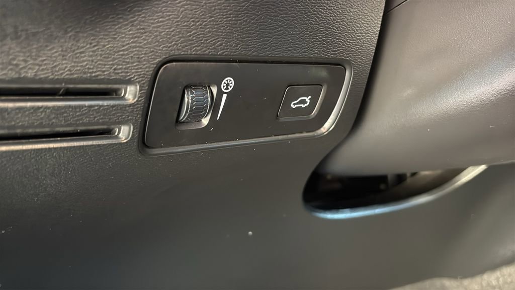 Used 2021 Volvo XC40 T5 R-Design w/ Climate Package image 13