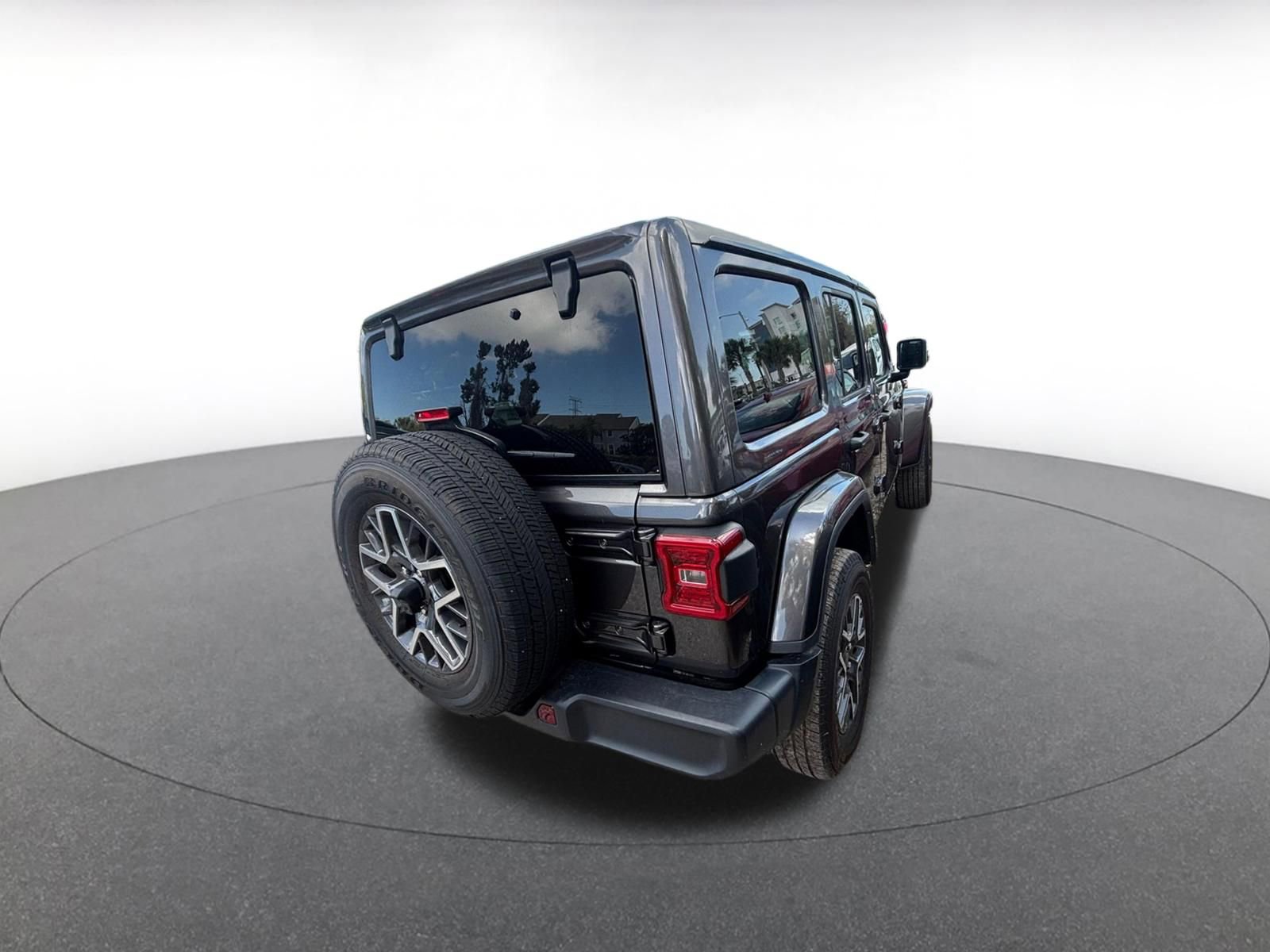 Used 2025 Jeep Wrangler Sahara image 6