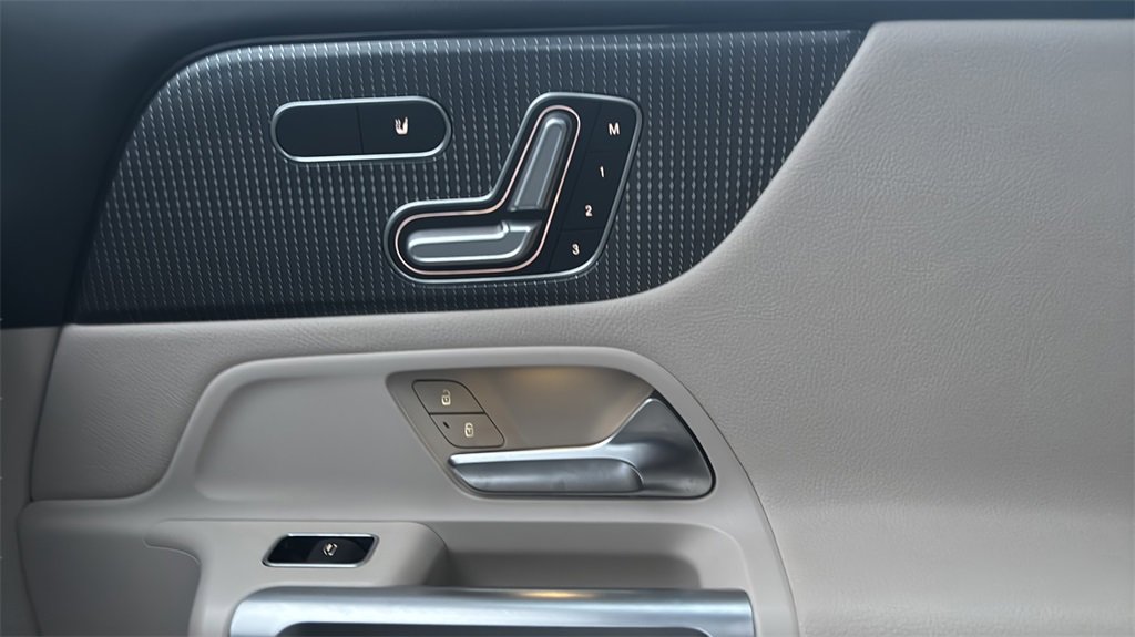 Used 2020 Mercedes-Benz GLB 250 GLB 250 w/ Premium Package image 30