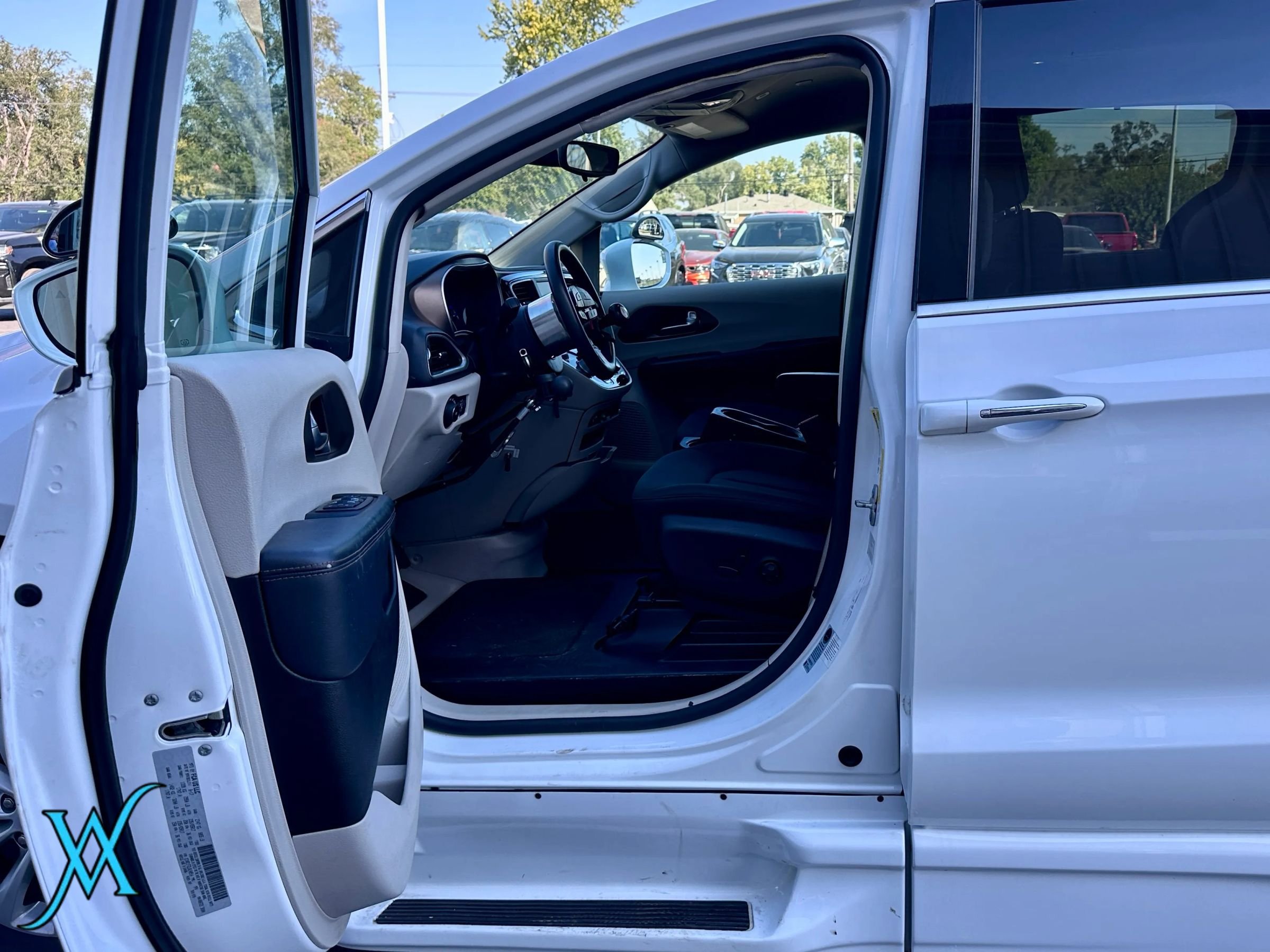 Used 2018 Chrysler Pacifica Touring Plus FWD image 14