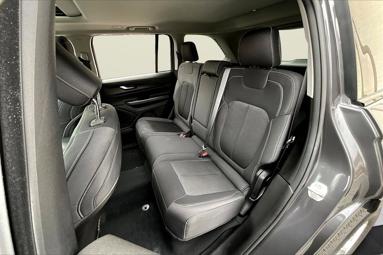 Certified 2024 Jeep Grand Cherokee Laredo X image 21