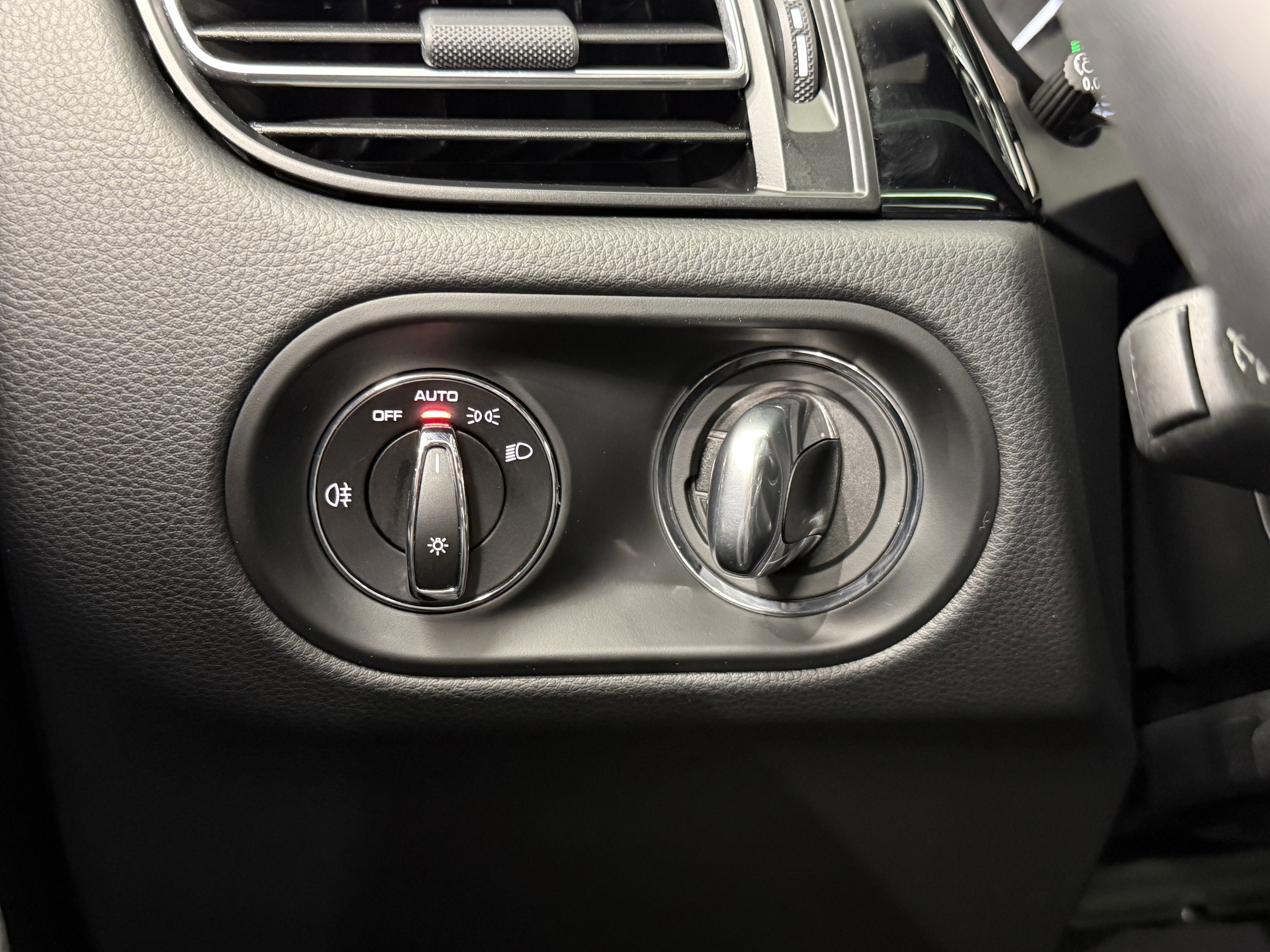 Certified 2025 Porsche Macan AWD/4WD image 47