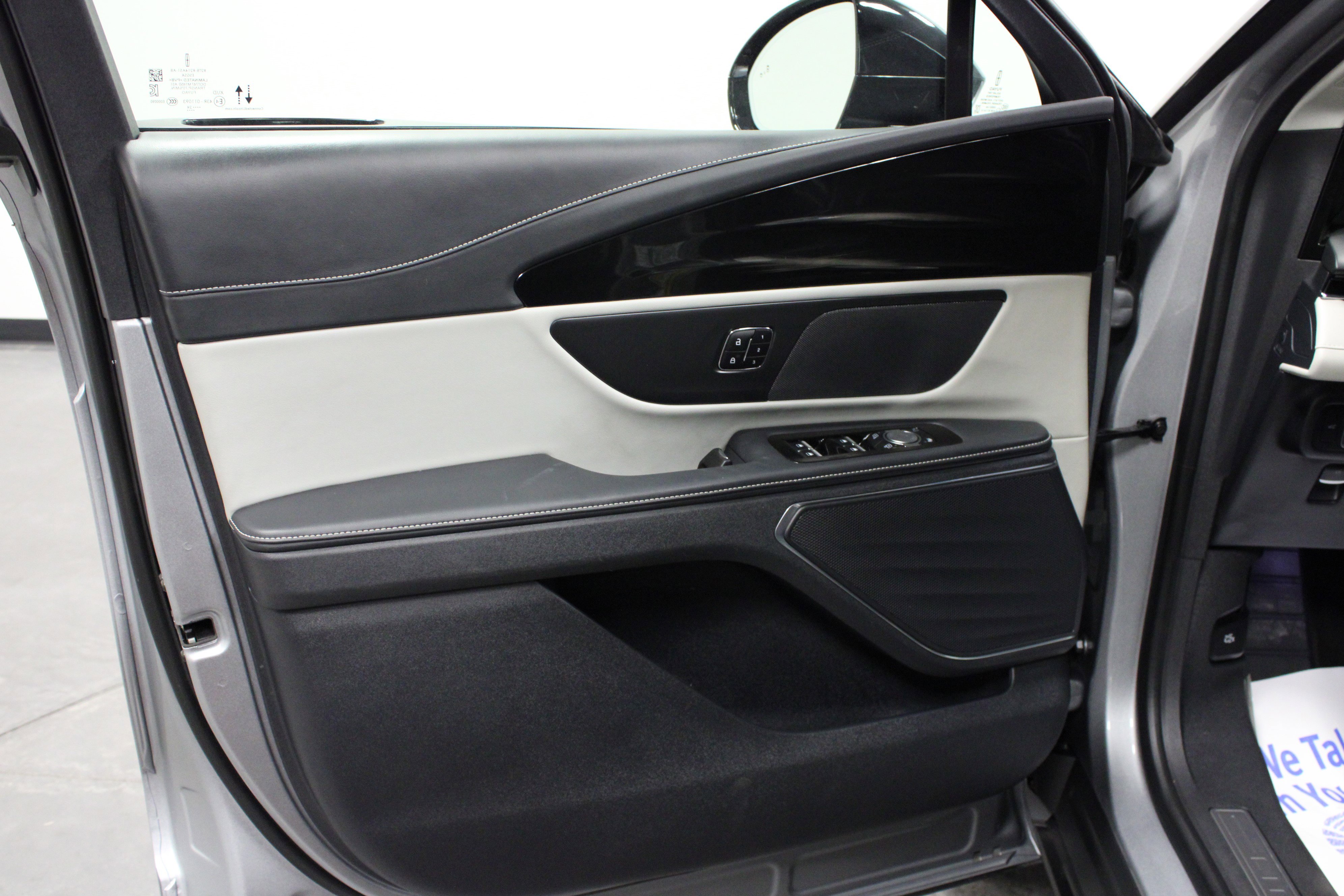 Used 2024 Lincoln Nautilus Reserve image 11