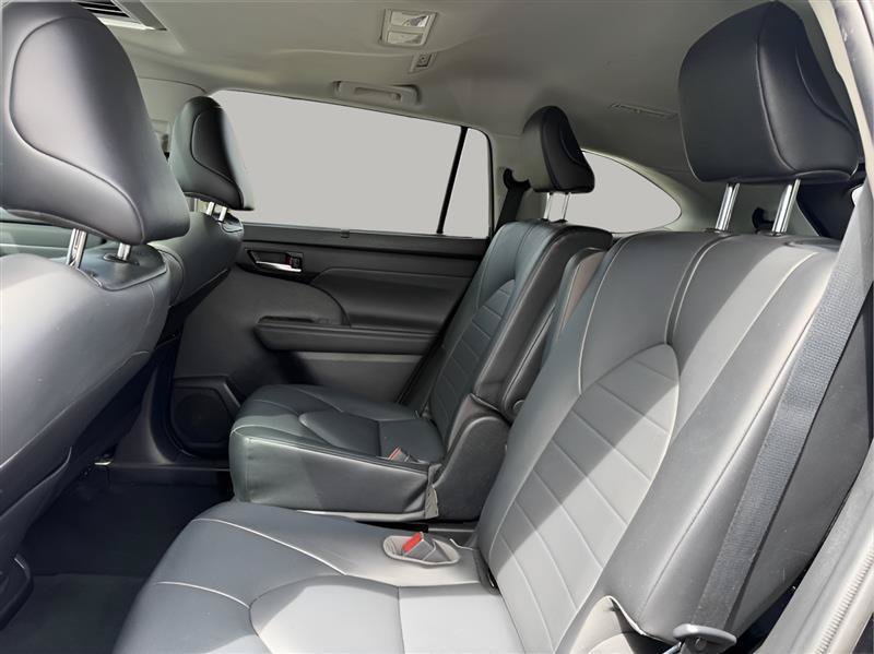 Used 2021 Toyota Highlander XLE FWD image 21