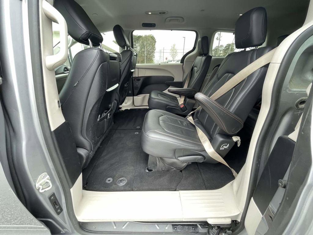 Used 2018 Chrysler Pacifica Touring-L Plus w/ Tire & Wheel Group image 14