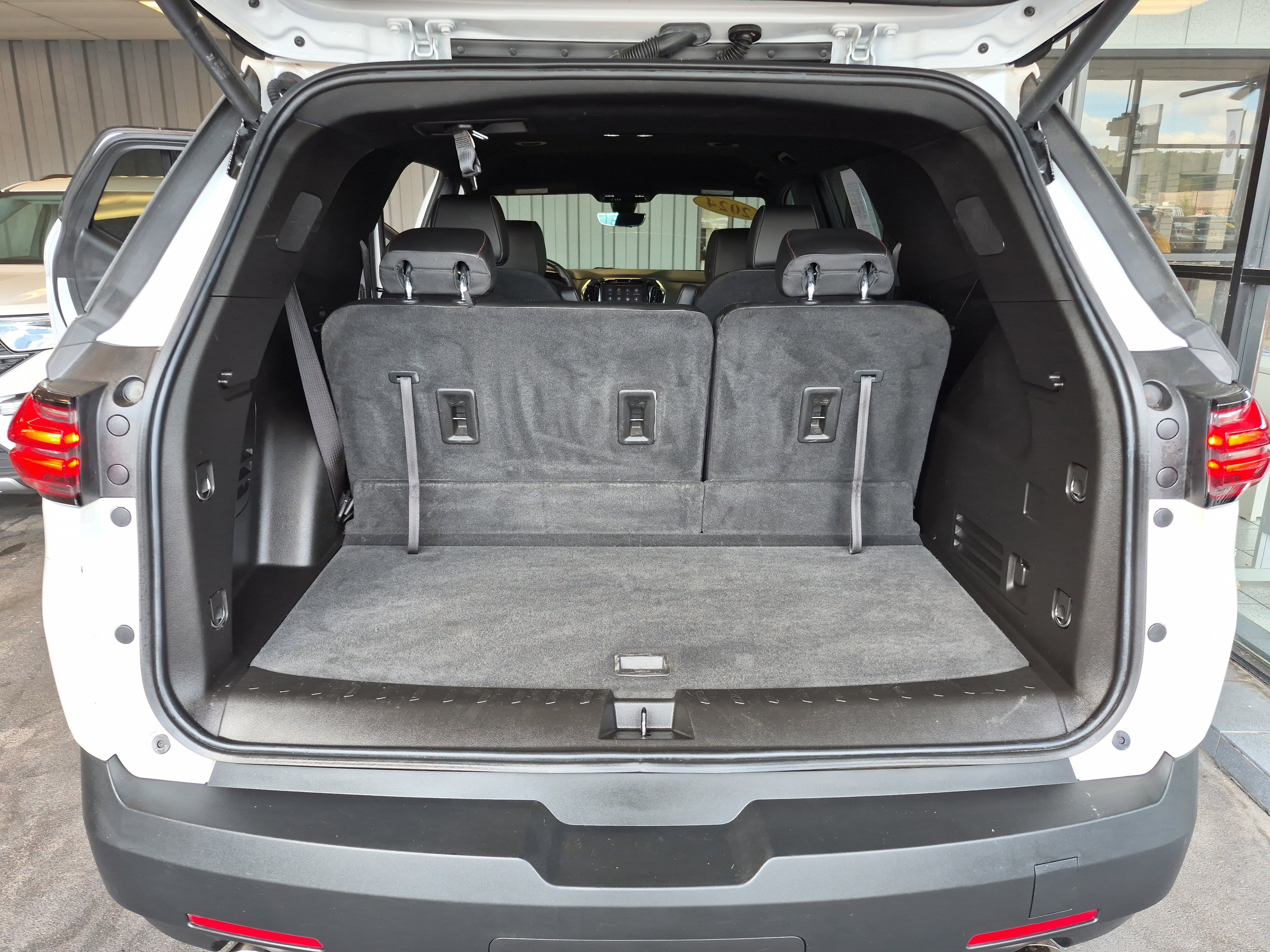 Used 2023 Chevrolet Traverse RS image 18