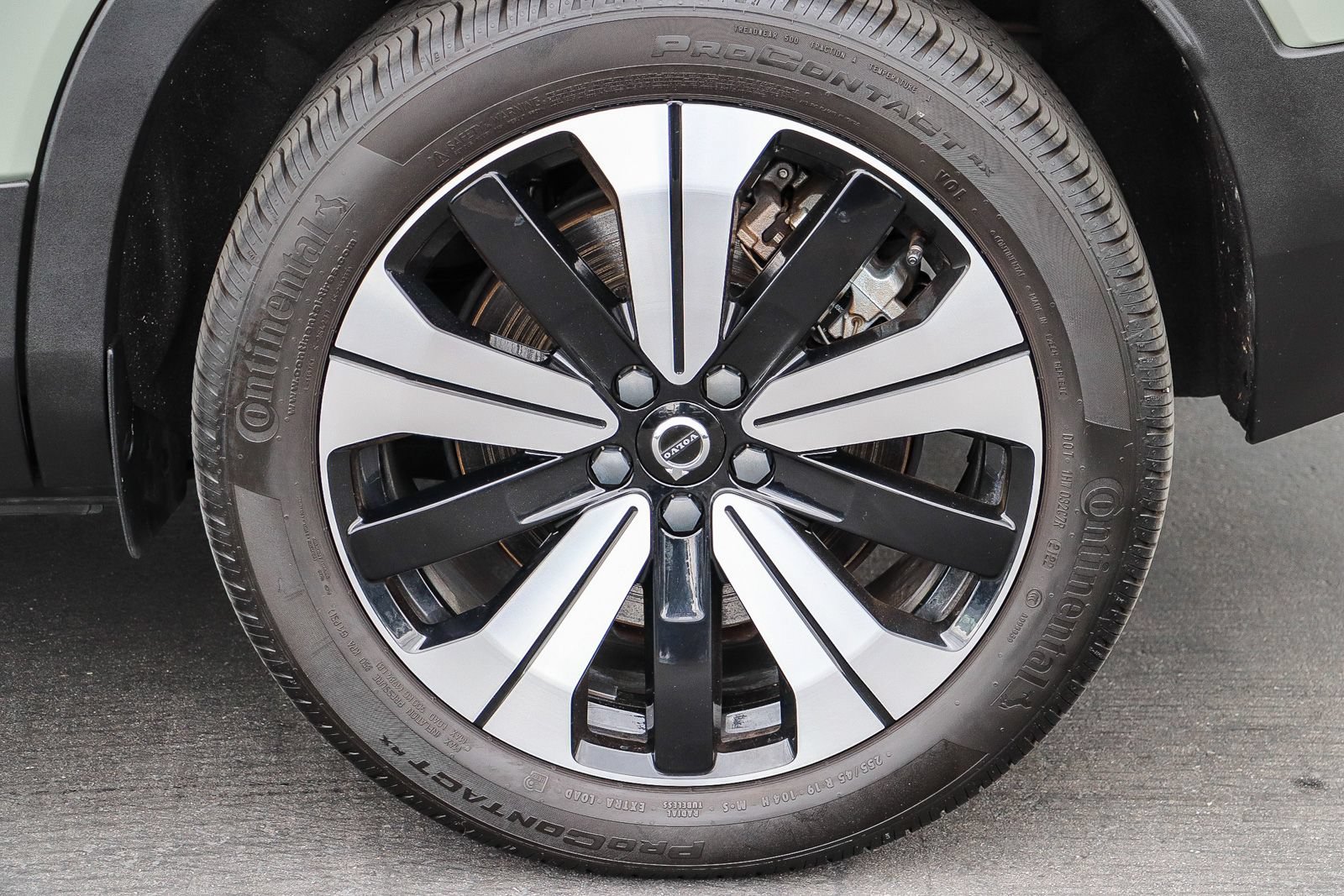 Used 2023 Volvo XC40 Recharge Plus AWD/4WD image 12